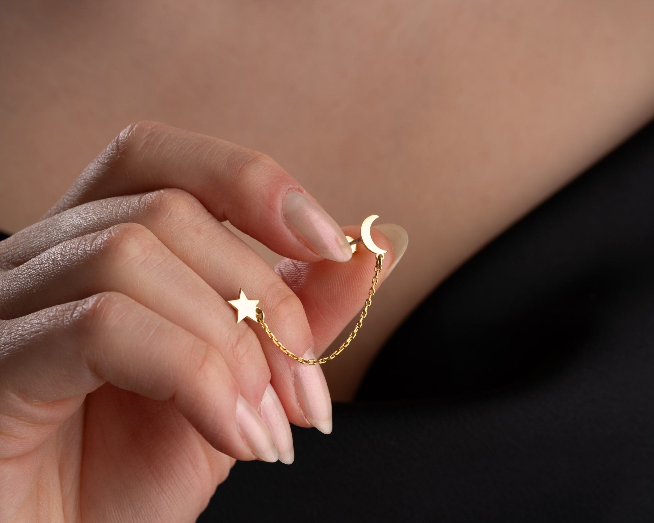 Çivili Ay Yıldız Küpe – Minimal ve Zarif Tasarım – Anlamlı Hediye Seçeneği