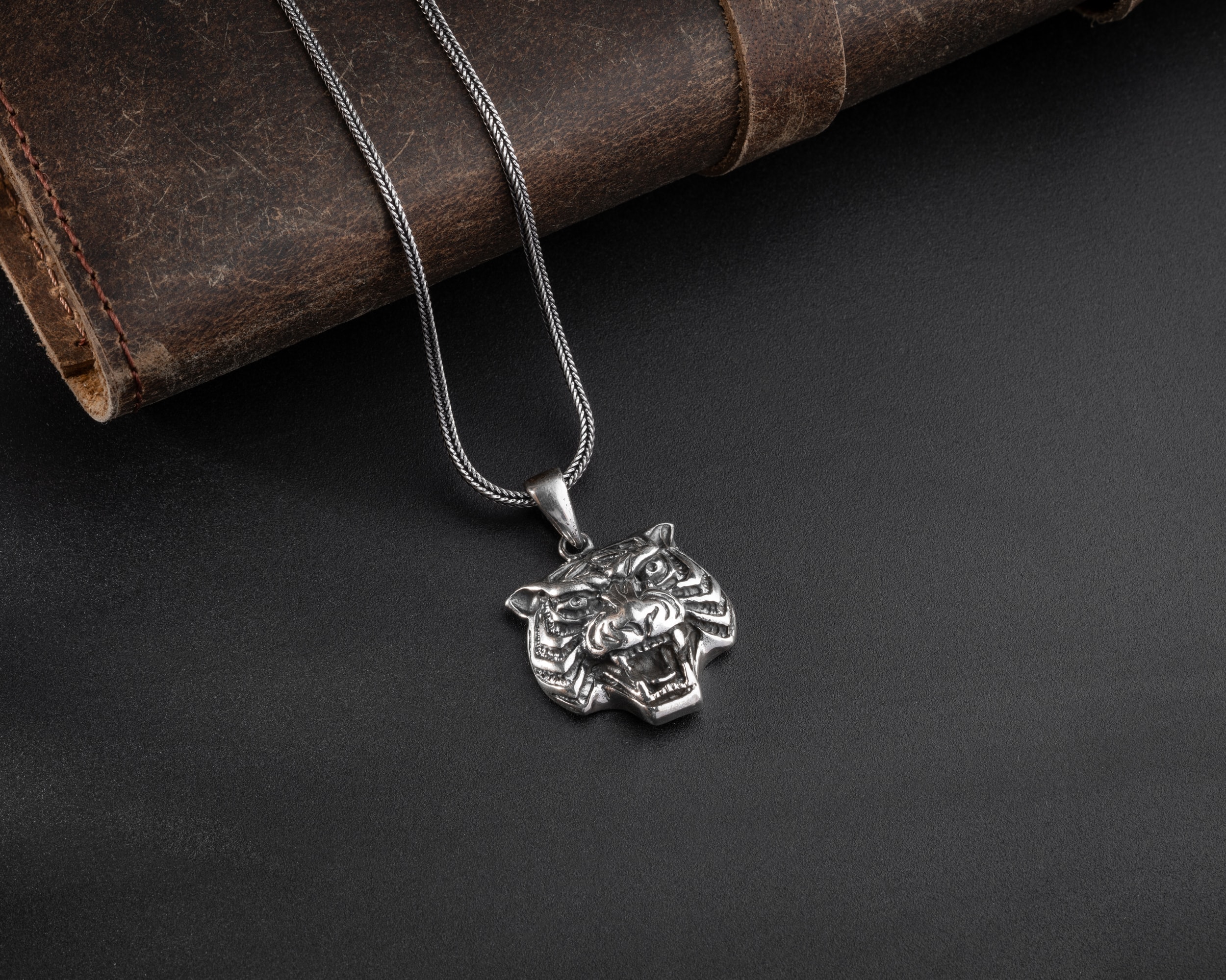 3 Boyutlu Kaplan Erkek Kolye – Tilki Kuyruğu Zincirli Güçlü ve Karizmatik Tasarım