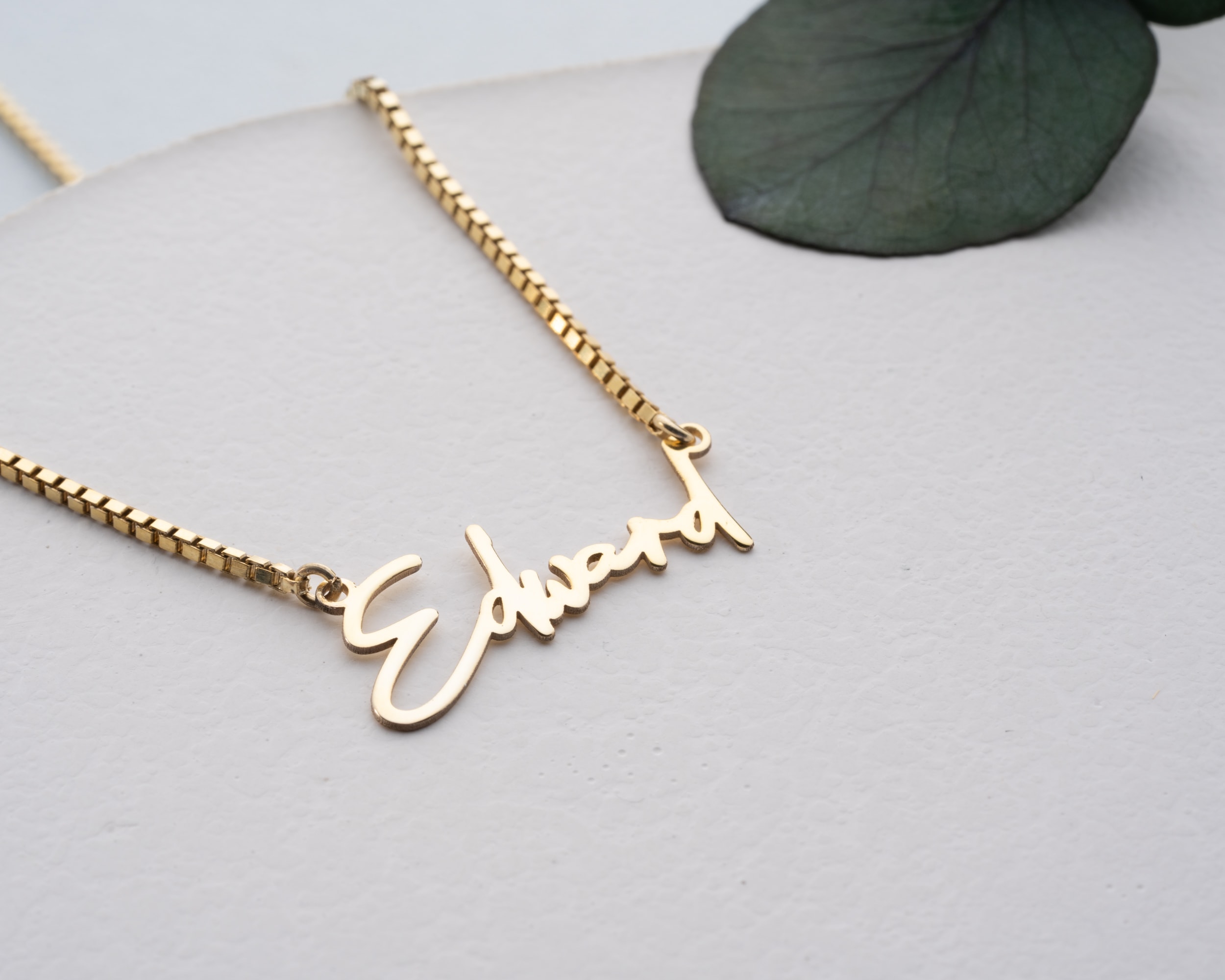 İsim Kolye Küp Zincir – Zarafet ve Kişisel Dokunuşun Buluştuğu Tasarım