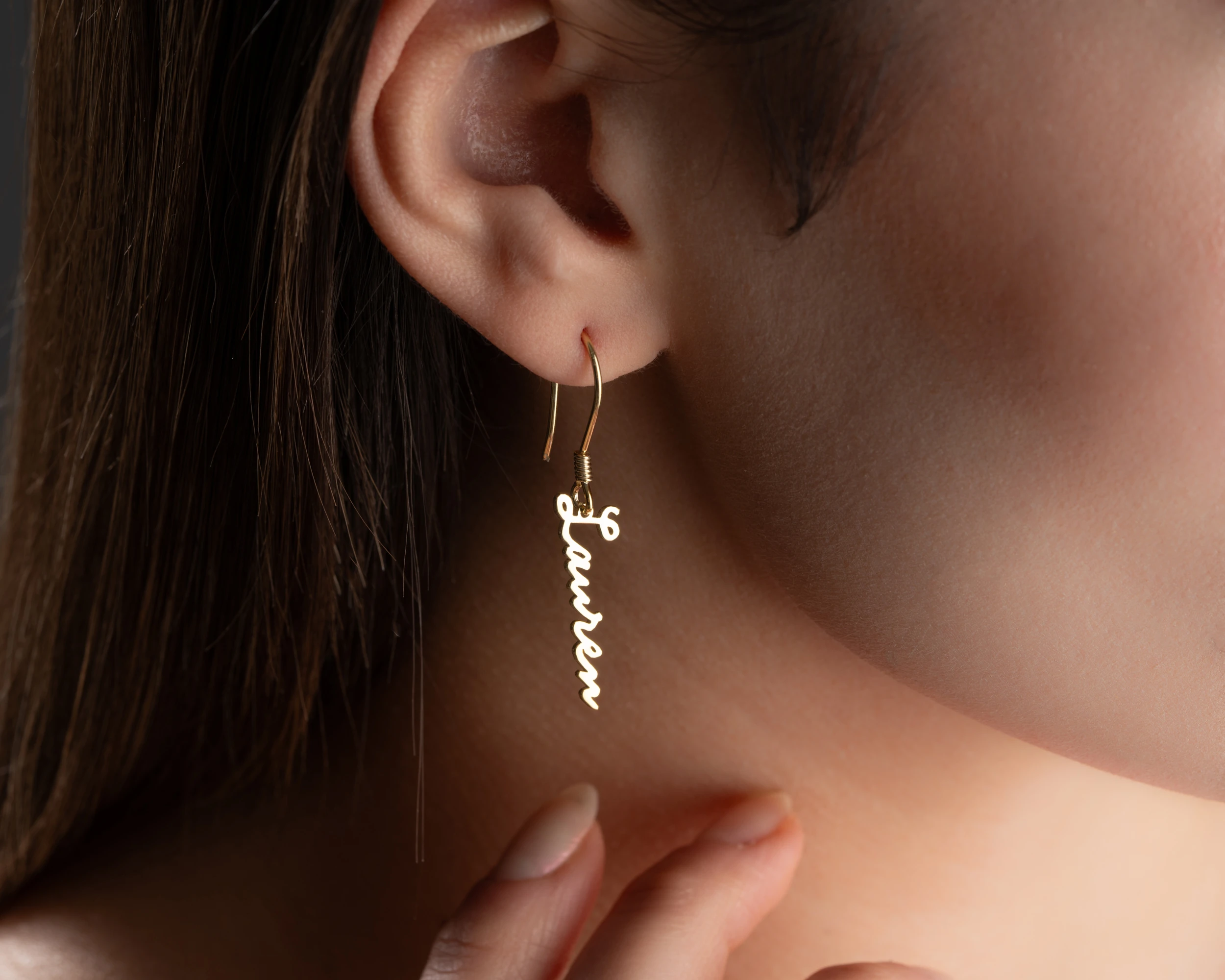 Dik Sallantılı İsim Küpe 925 Ayar Gümüş – Kişiselleştirilebilir Kadın Takısı