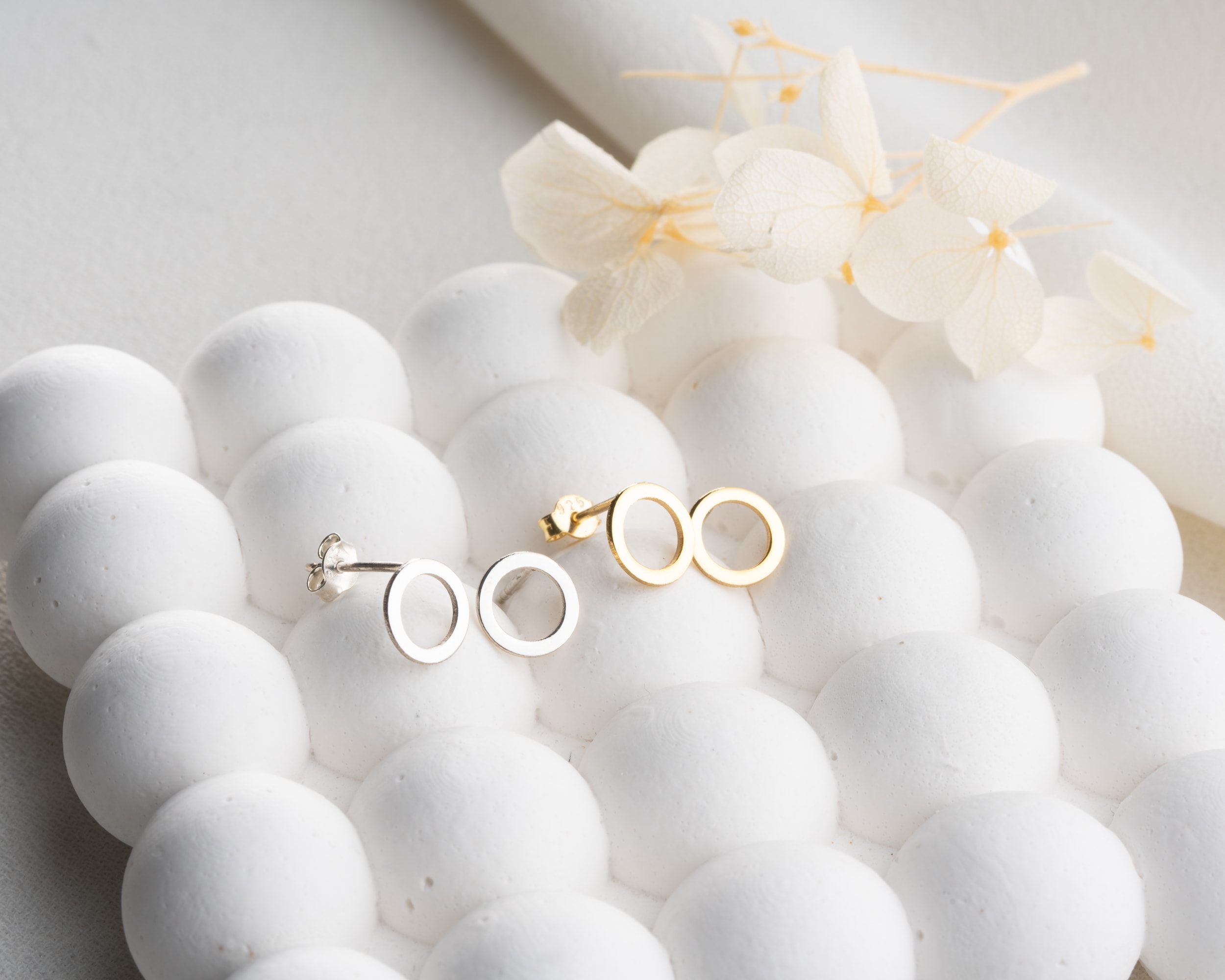 Çivili Mini Halka Küpe 925 Ayar Gümüş – Modern ve Zarif Tasarım