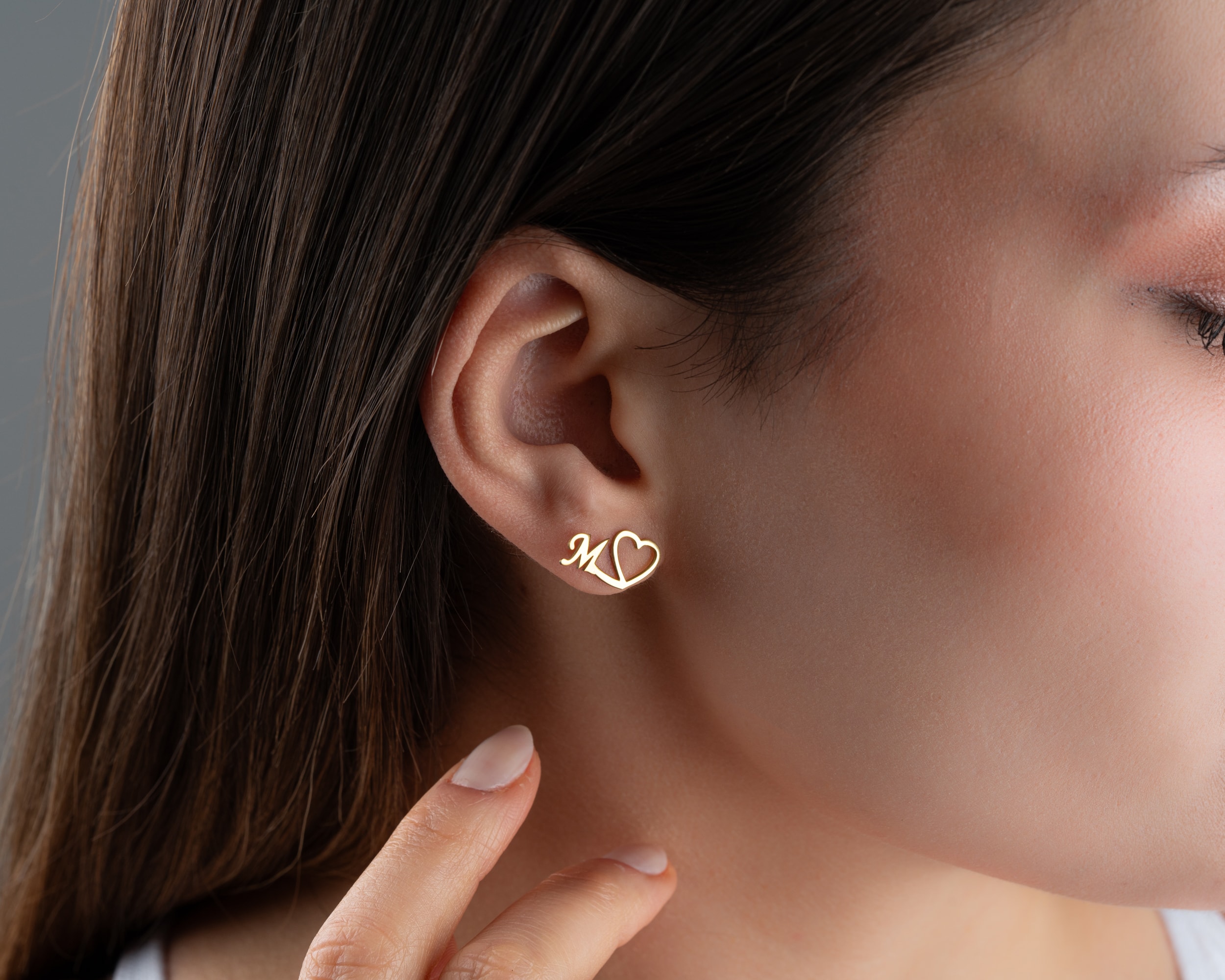 Çivili Kalpli Harf Küpe 925 Ayar Gümüş – Kadınlar İçin Kişisel Takı - Zarif, Minimal ve Kişisel 925 Ayar Gümüş Takı