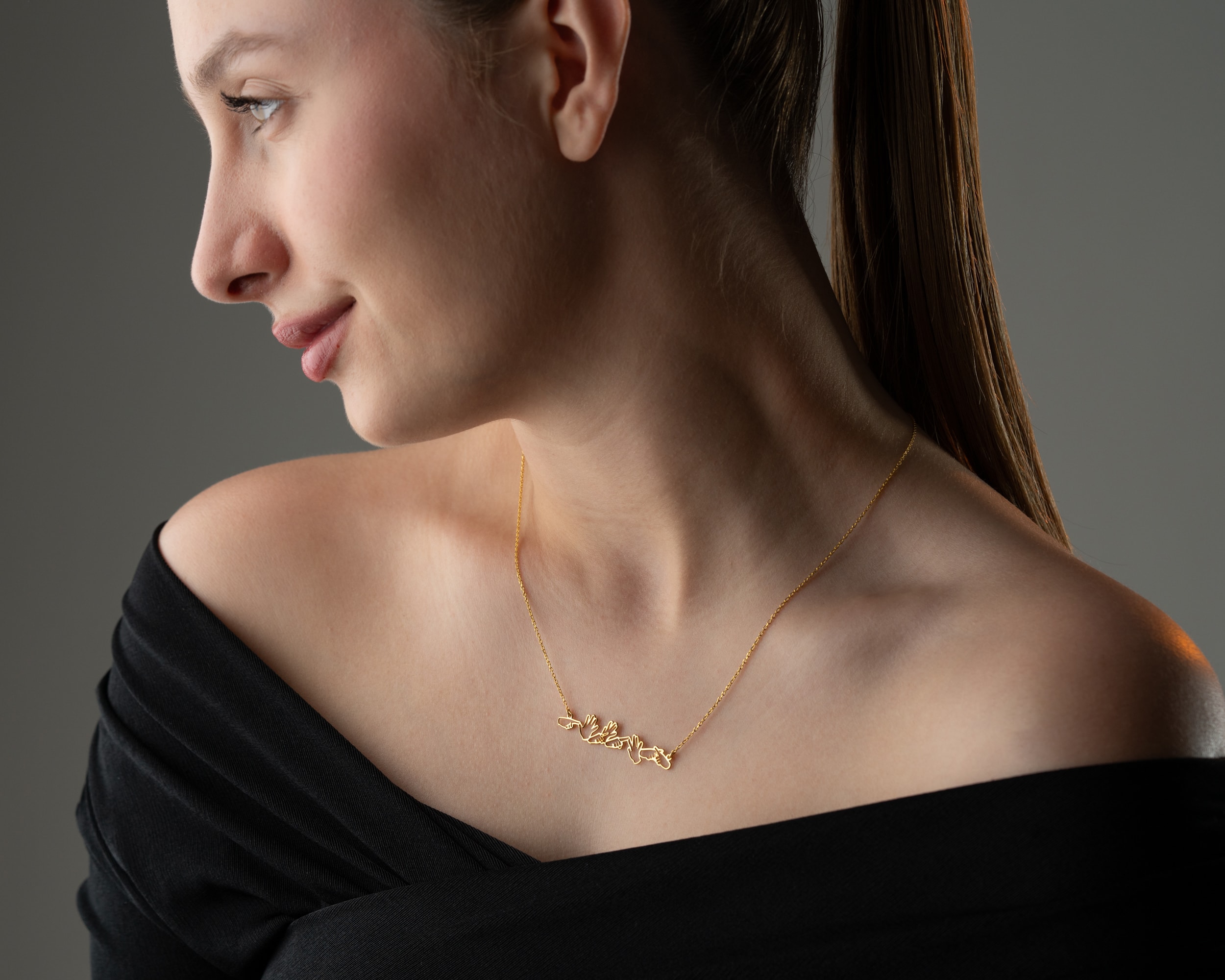 Kişiselleştirilebilir İşaret Dili Kolye | Anlamlı ve Zarif Tasarım