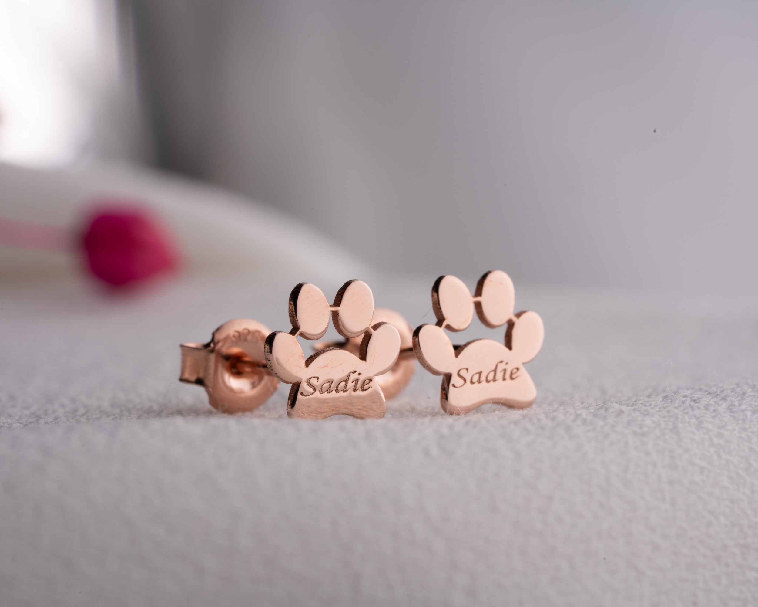 Kişiye Özel Pati Küpe | Minimal ve Zarif Çivili Tasarım