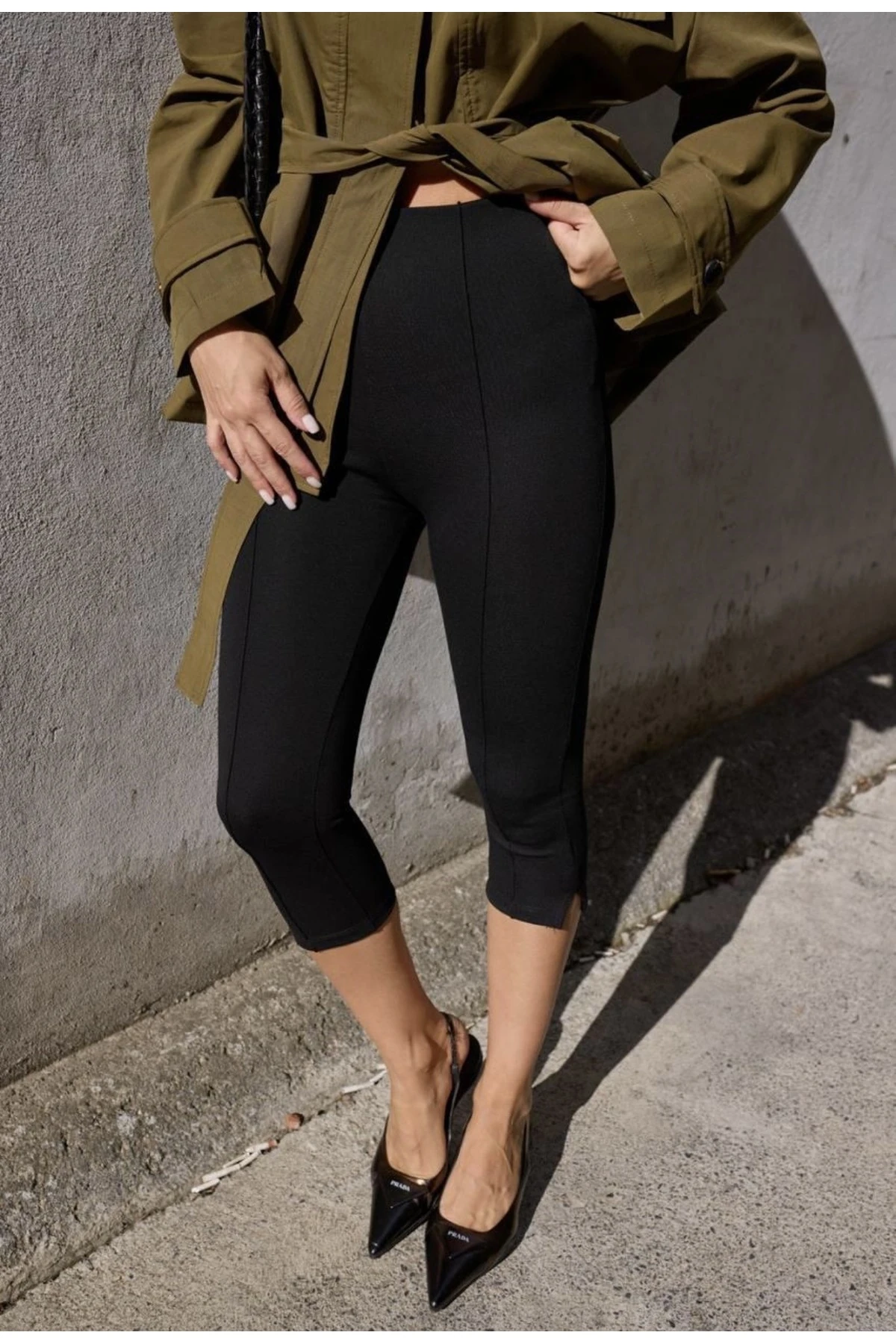 Yanı yırtmaçlı siyah kapri tayt