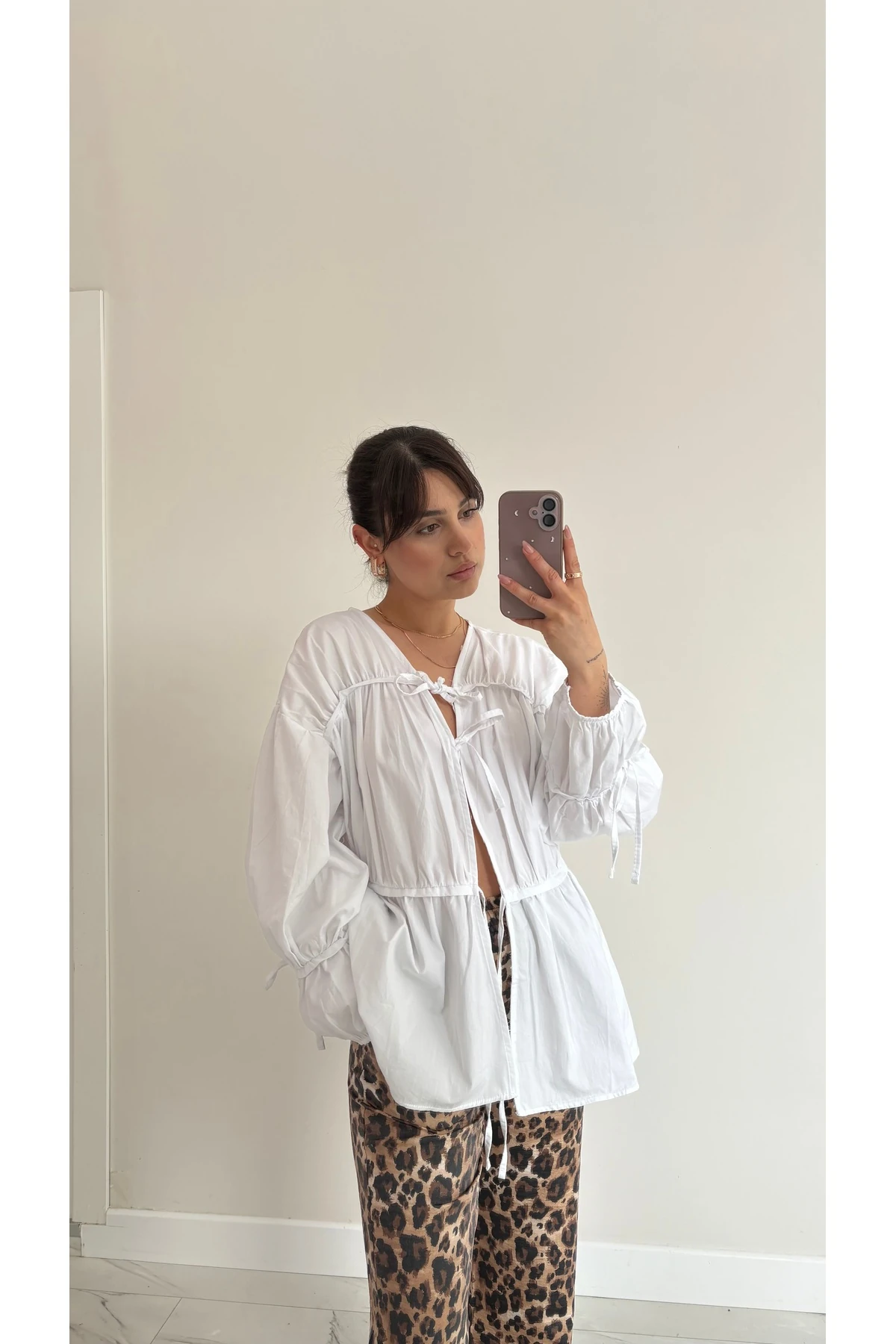 Beyaz Bağlamalı Gömlek