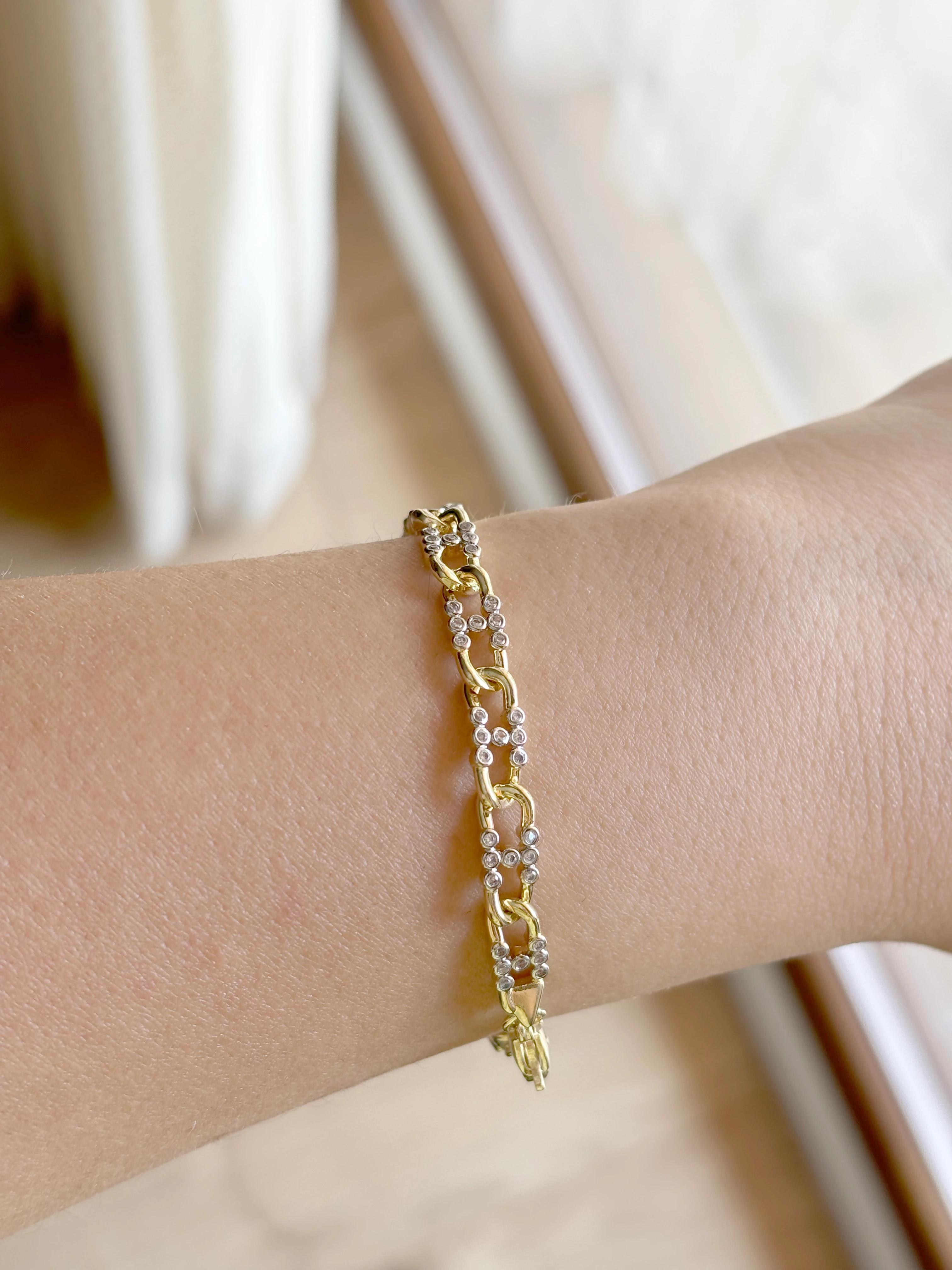 Özel Seri Gold Minik Sıralı Zirkon Taş Detaylı  Sarmal Bileklik