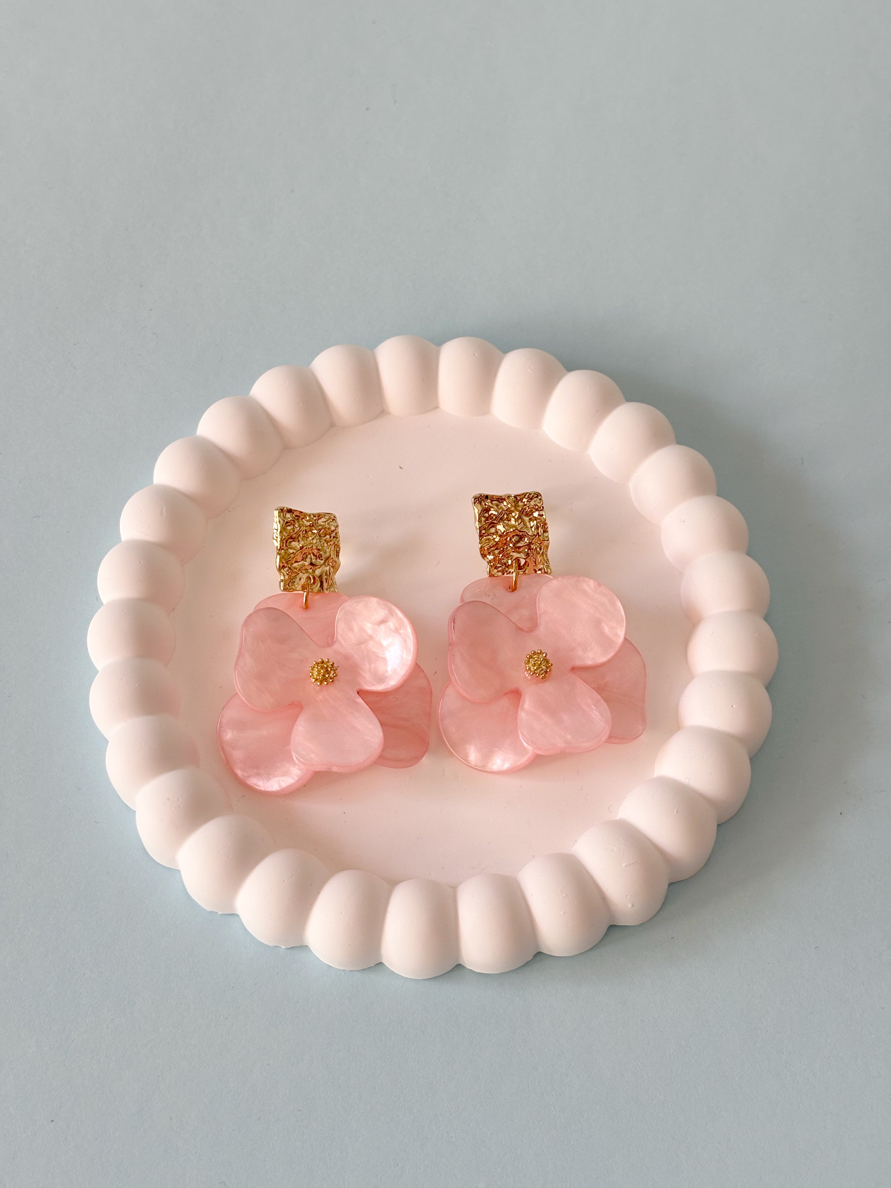 Gold Kabartmalı Plaka Detaylı Pembe Sedefli Çiçek Küpe