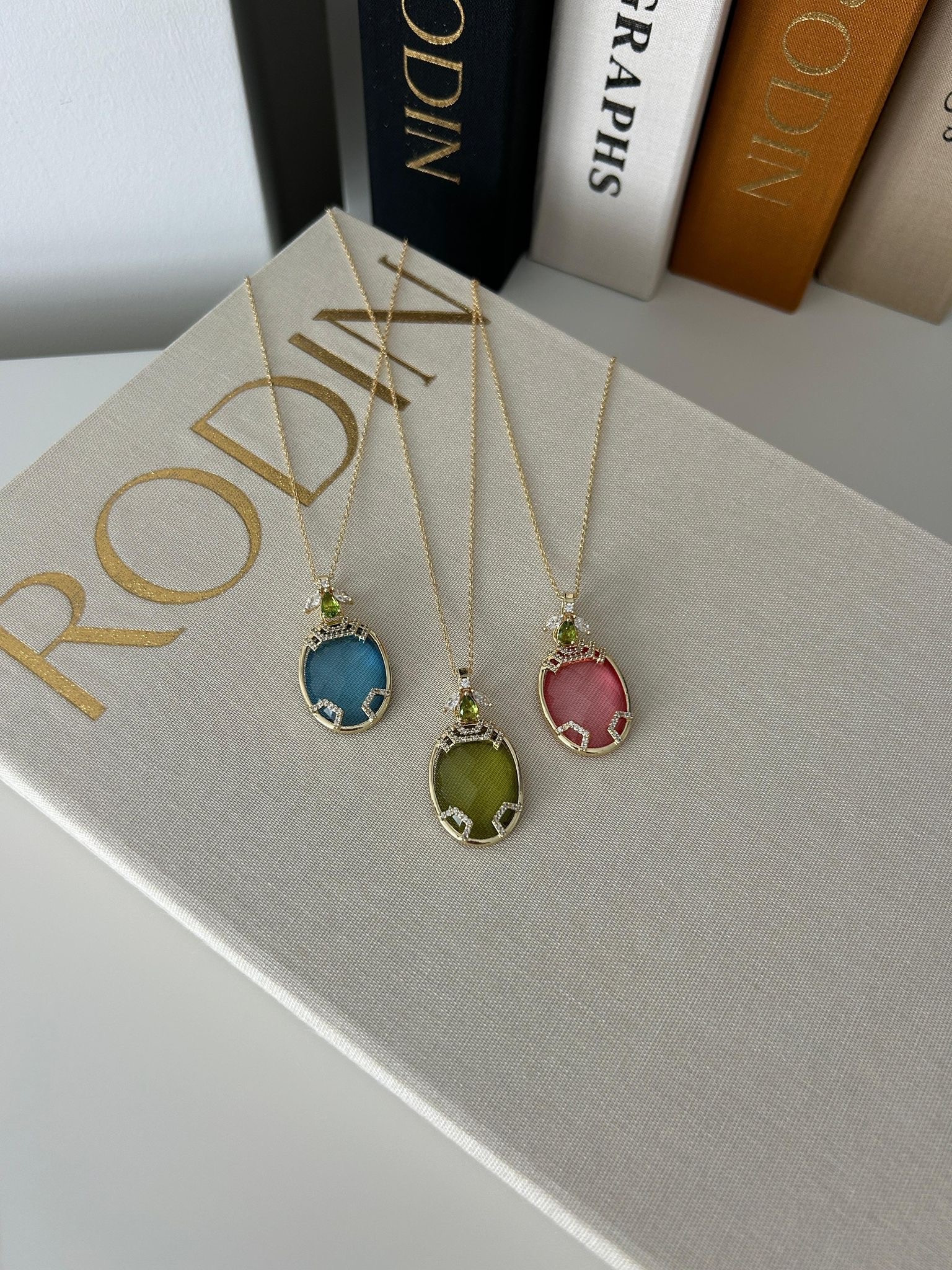 Pembe Renkli Kristal Oval Taş Arı Detaylı Çelik Kolye