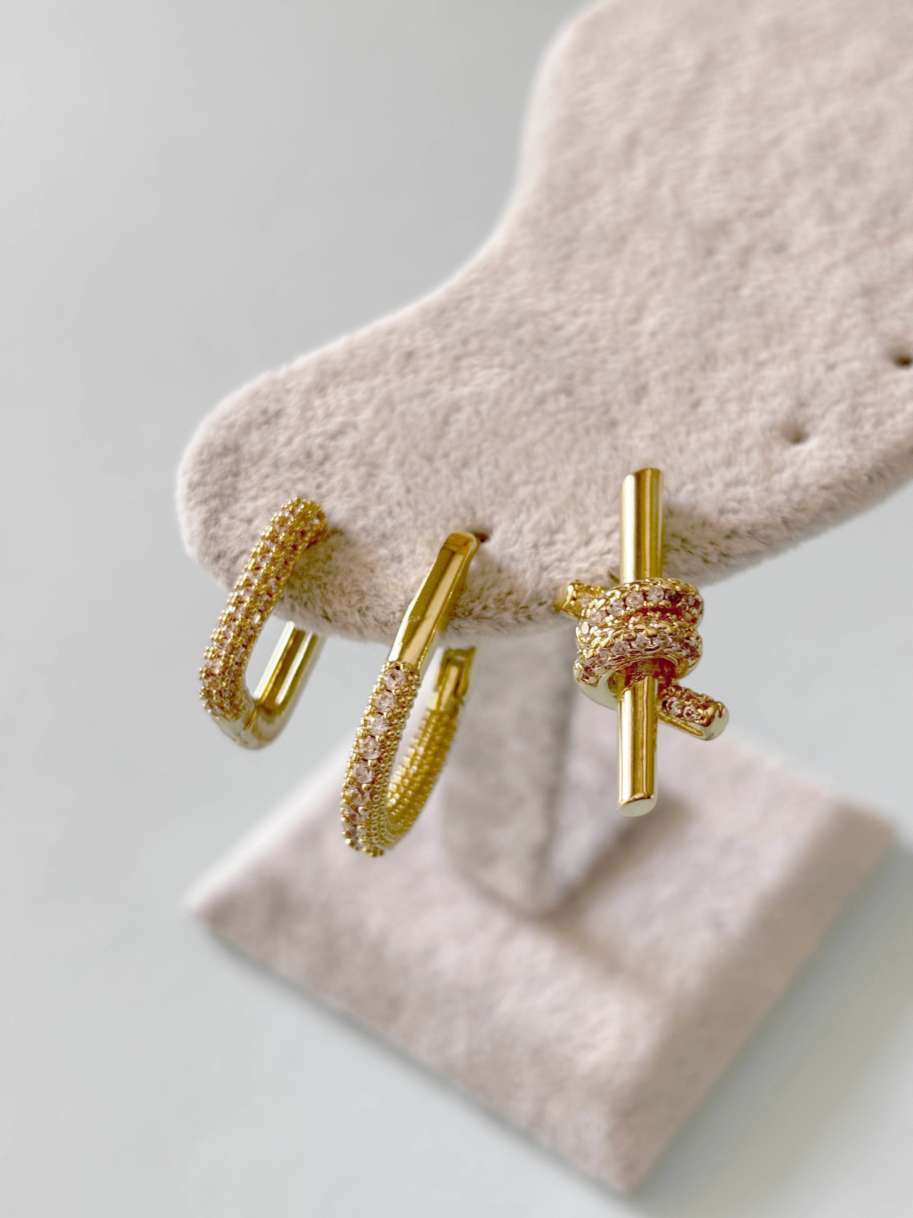 Özel Seri Düğüm Üzeri Zirkon Taş Detaylı Üçlü Gold Küpe