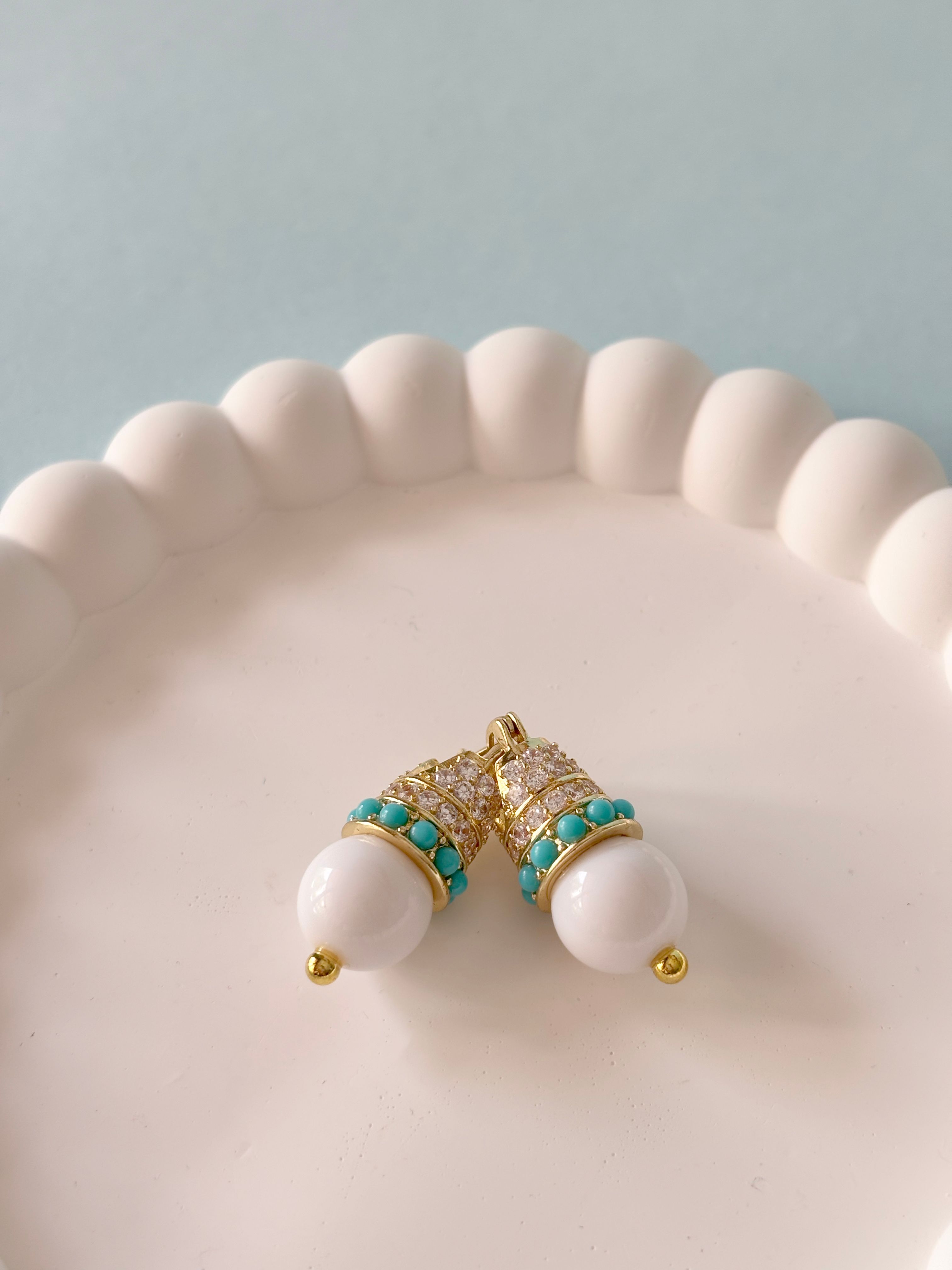 Zirkon Taş ve Beyaz Boncuk Detaylı Gold Küpe