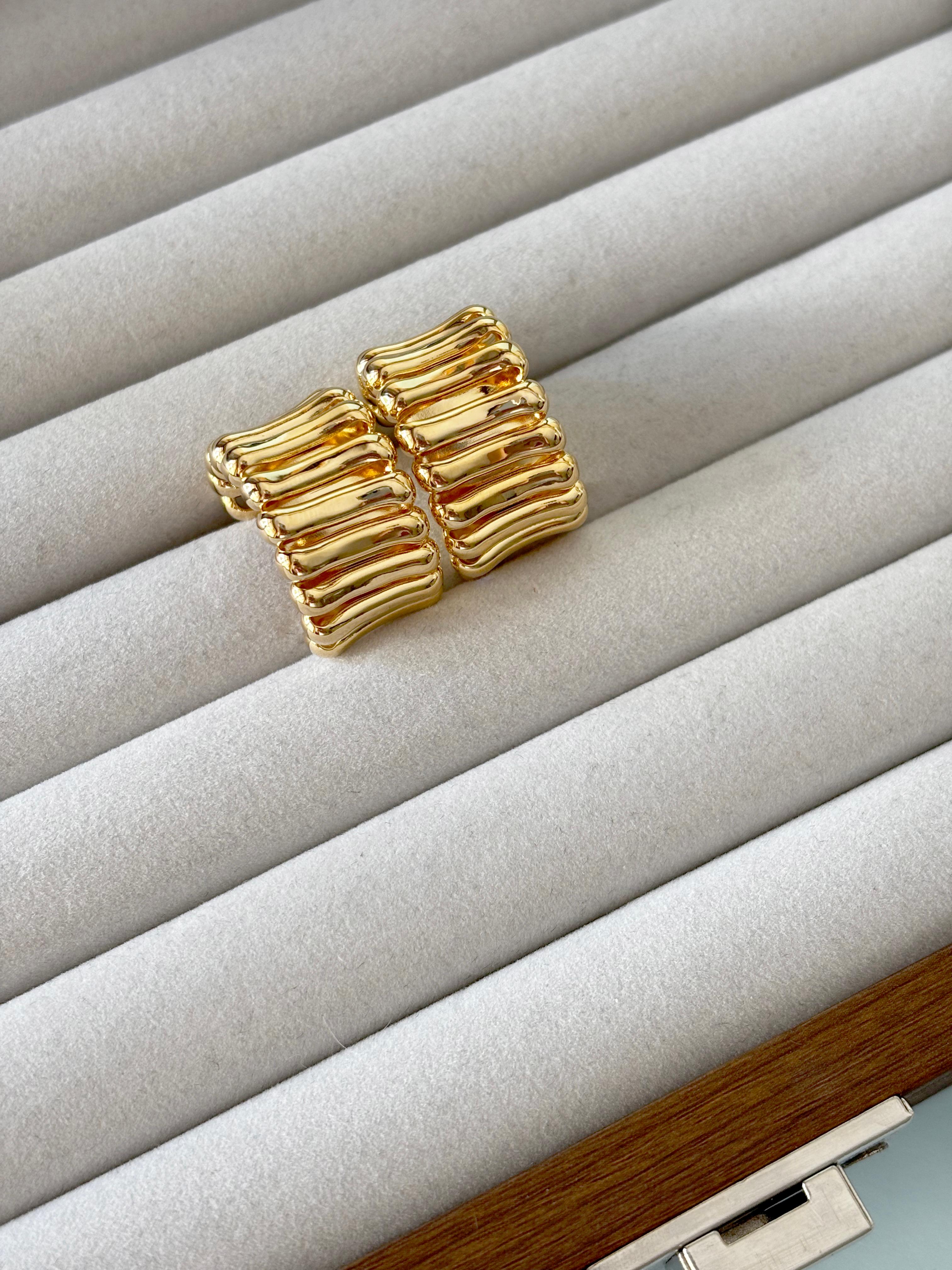 Sarmal Plaka Detaylı Gold Halka Küpe