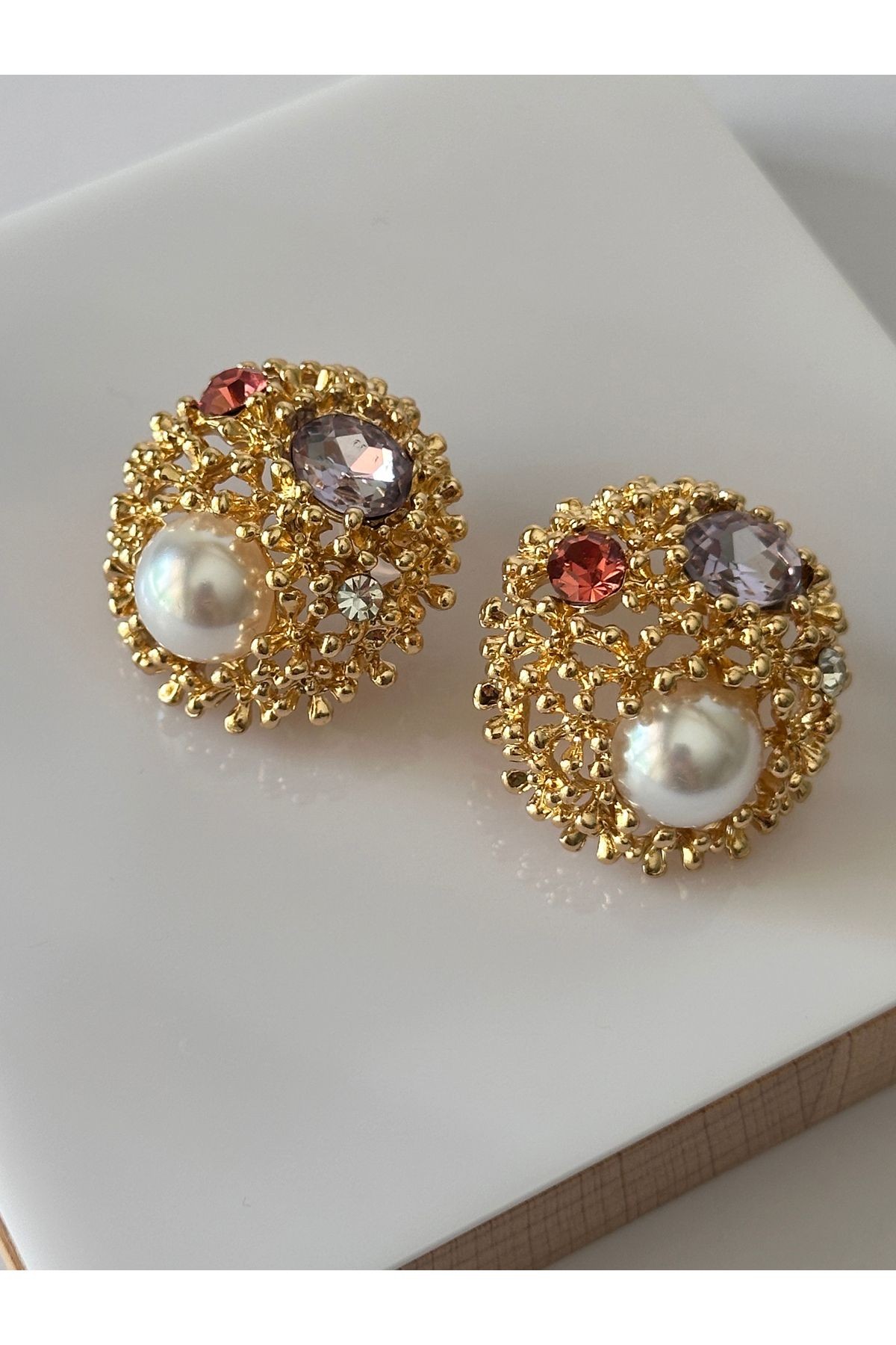 Küçük Çiçek Plaka Üzeri Renkli Zirkon Taş ve İnci Detaylı Daire Gold Küpe