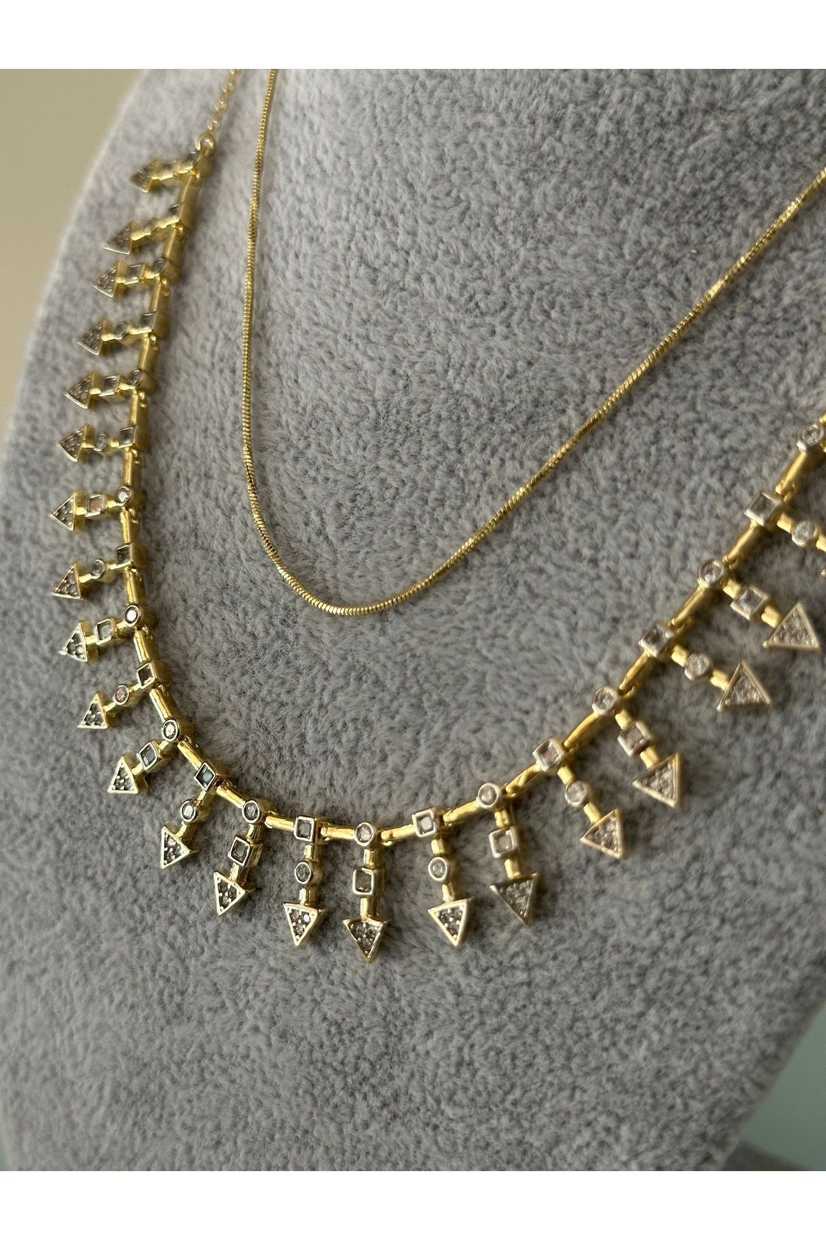 Özel Seri Gold Ok Detaylı Baget ve Zirkon Taşlı Kolye