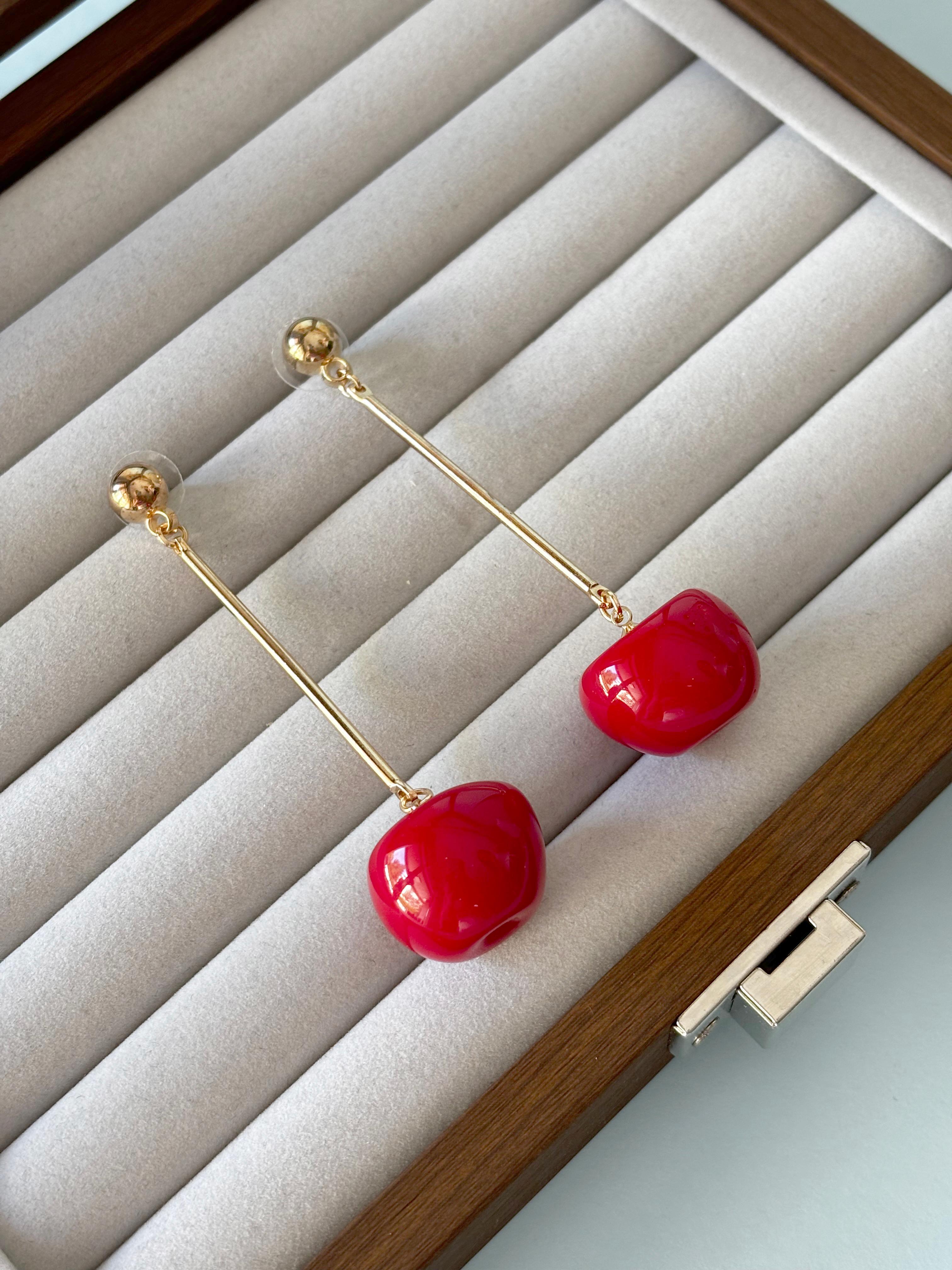 Sallantılı Gold Detaylı Kiraz Küpe