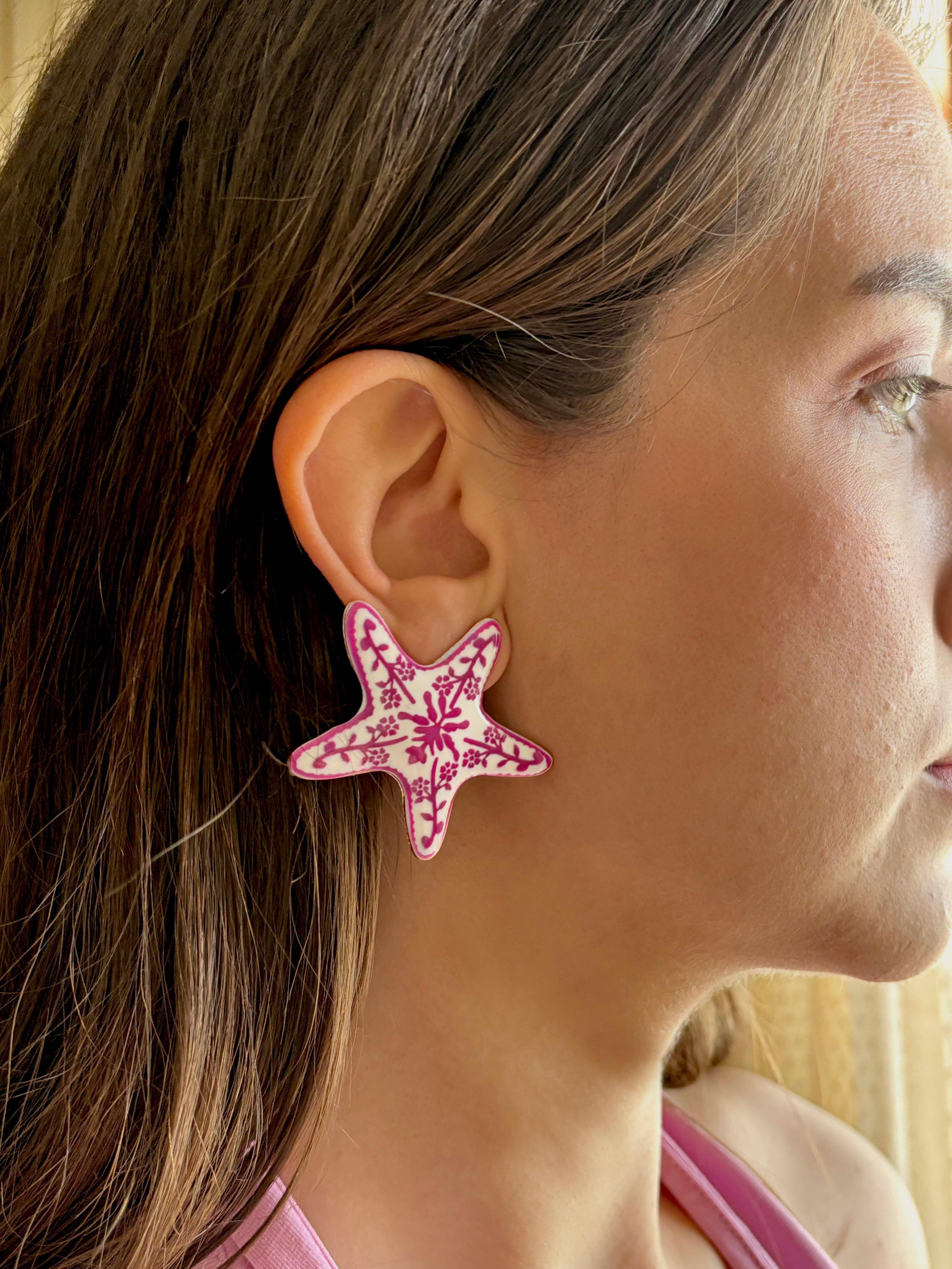 Marka Model Pembe Çiçek Desenli Deniz Yıldızı Küpe