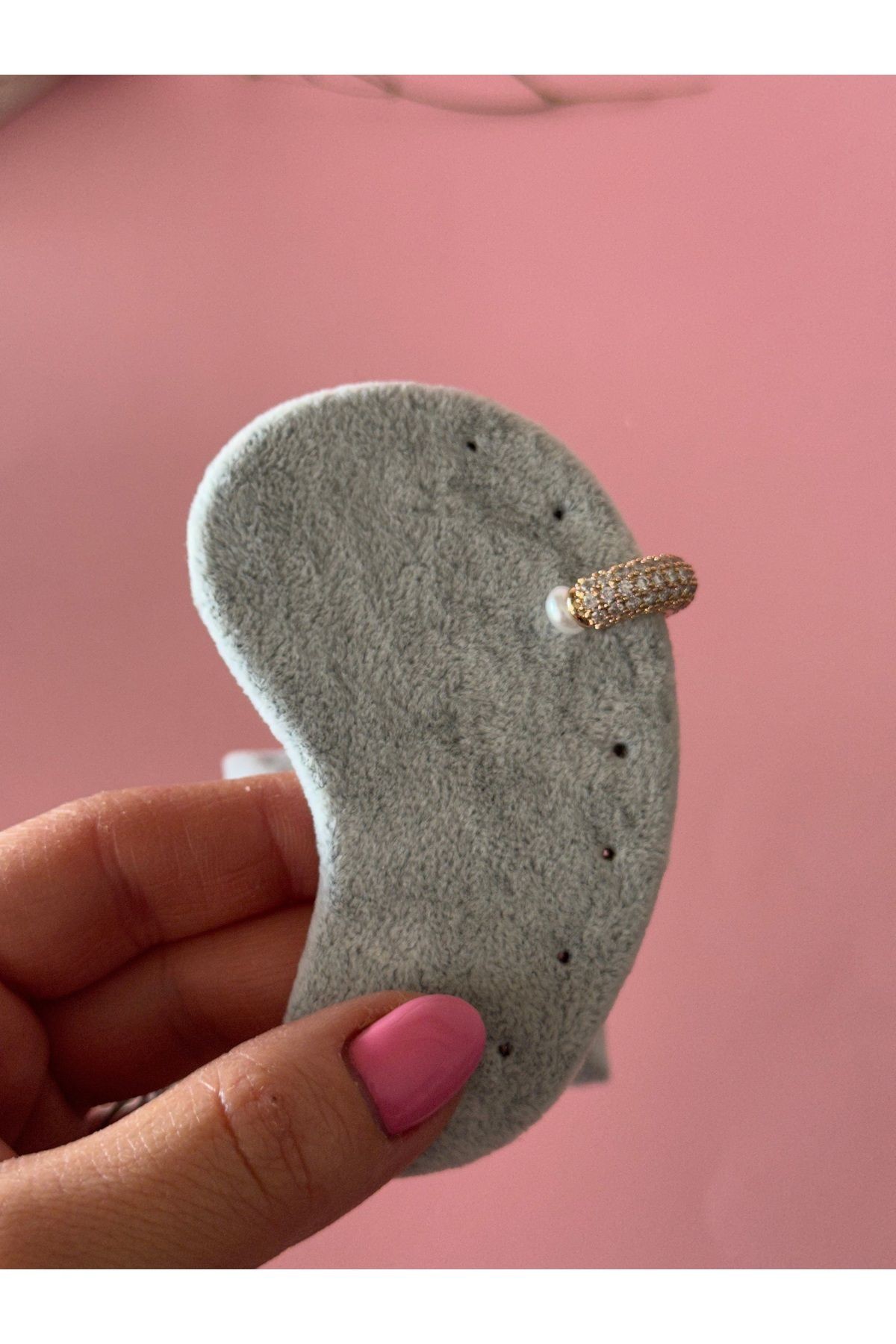 Özel Seri Boru Plaka Üzeri Zirkon Taş Detaylı Ucu İncili Gold Earcuff