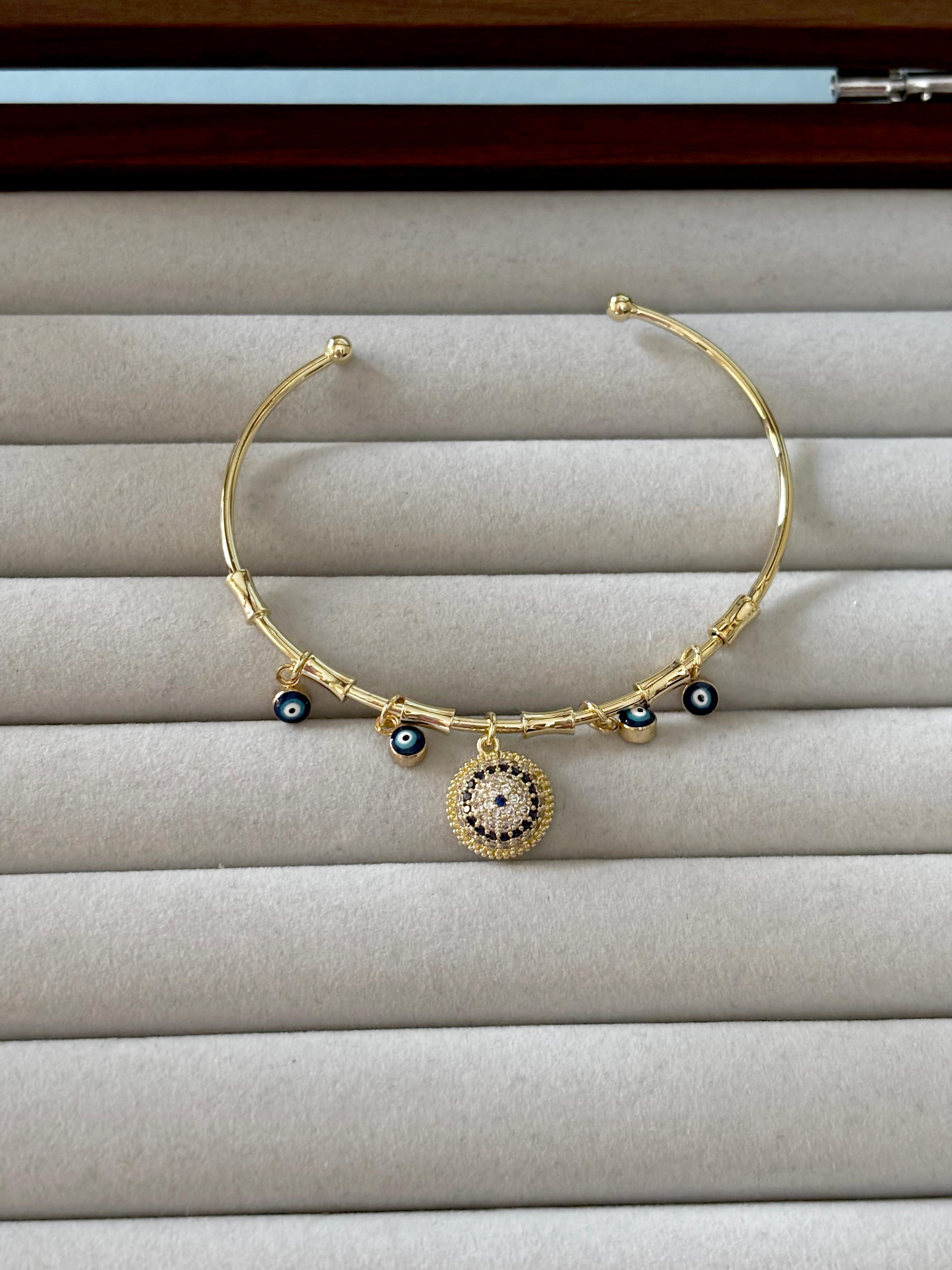 Nazar Boncuklu Charm Detaylı Gold Kelepçe Bileklik