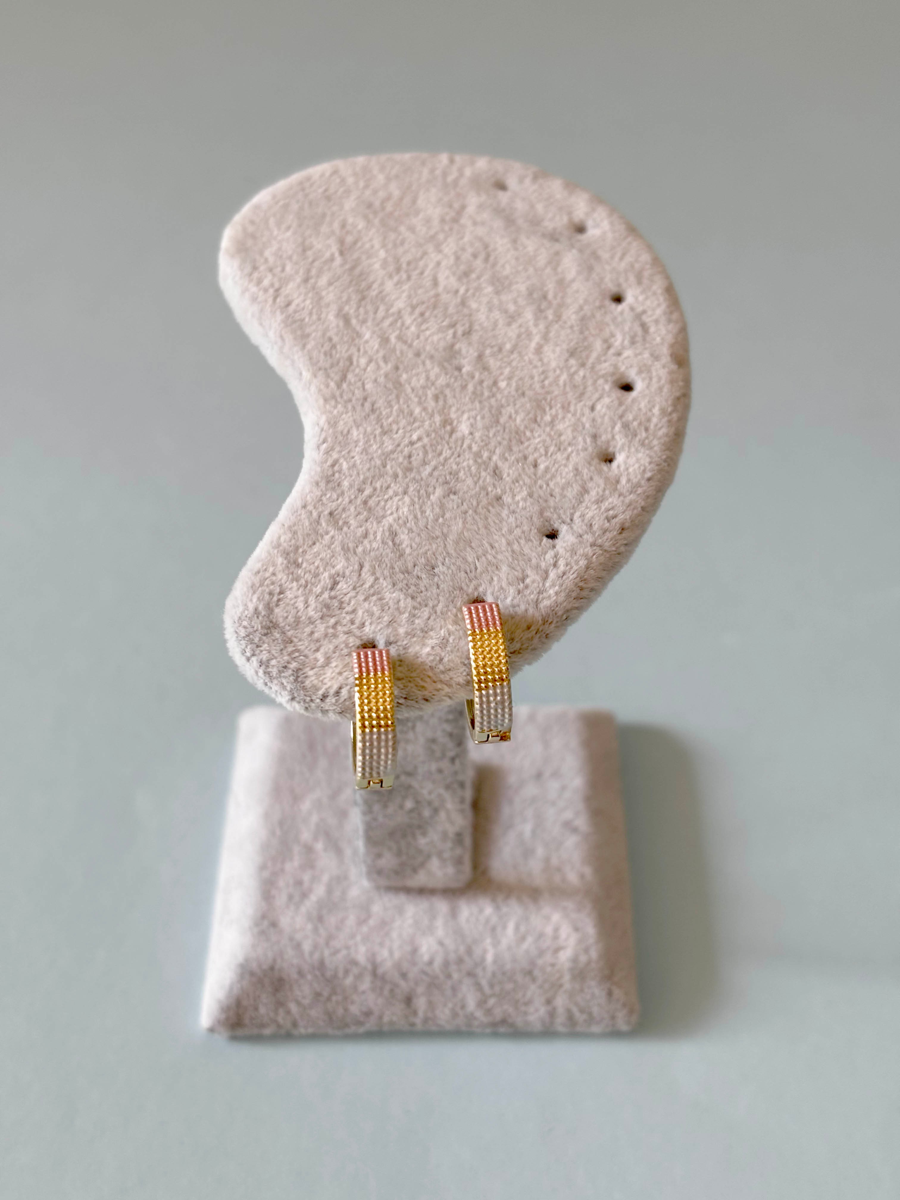 Kabartmalı  Çok Renkli Minimal Gold Halka Küpe