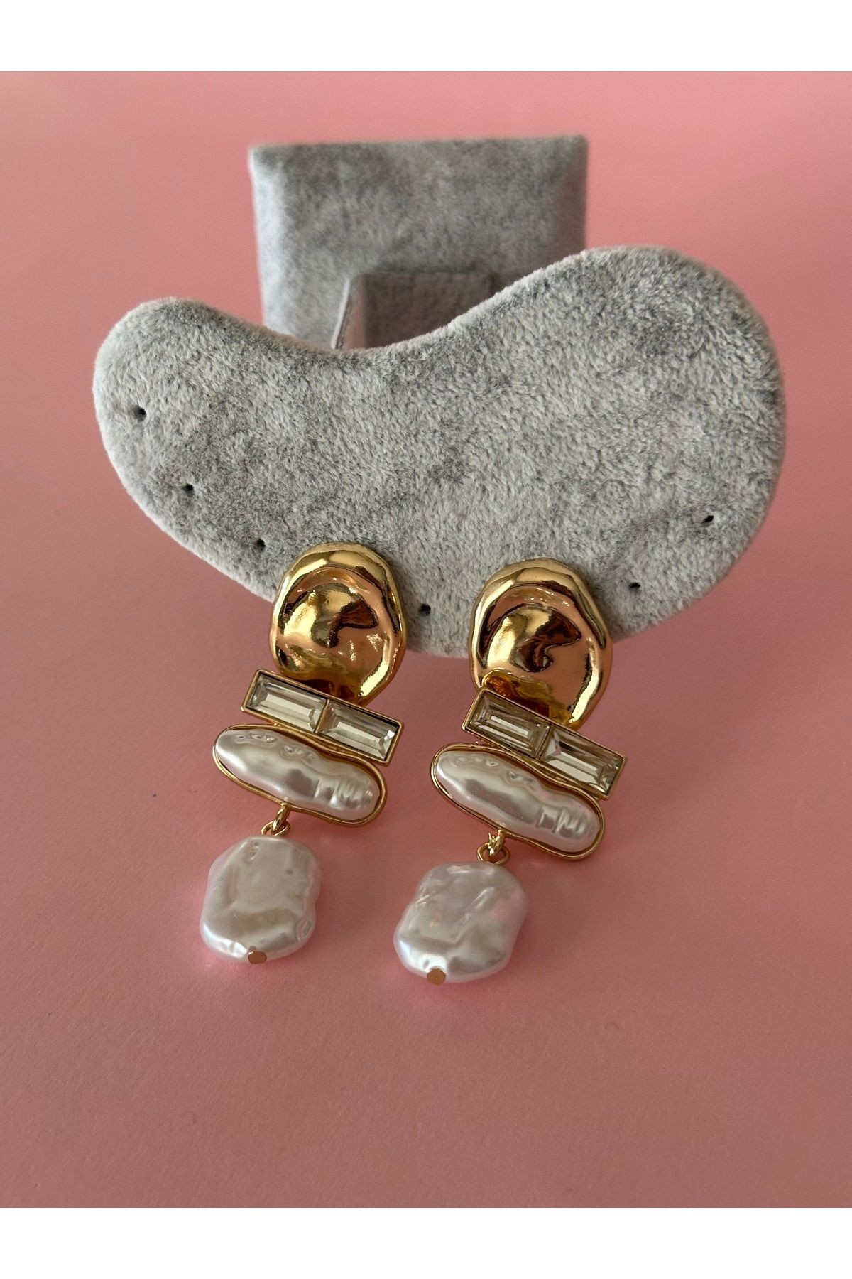 İncili ve Baget Taş Detaylı Oval Gold Plaka Sallantılı Küpe