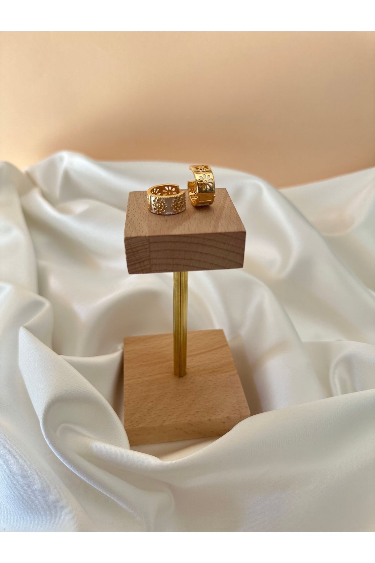 Çiçek Detaylı Mineli Gold Halka Küpe