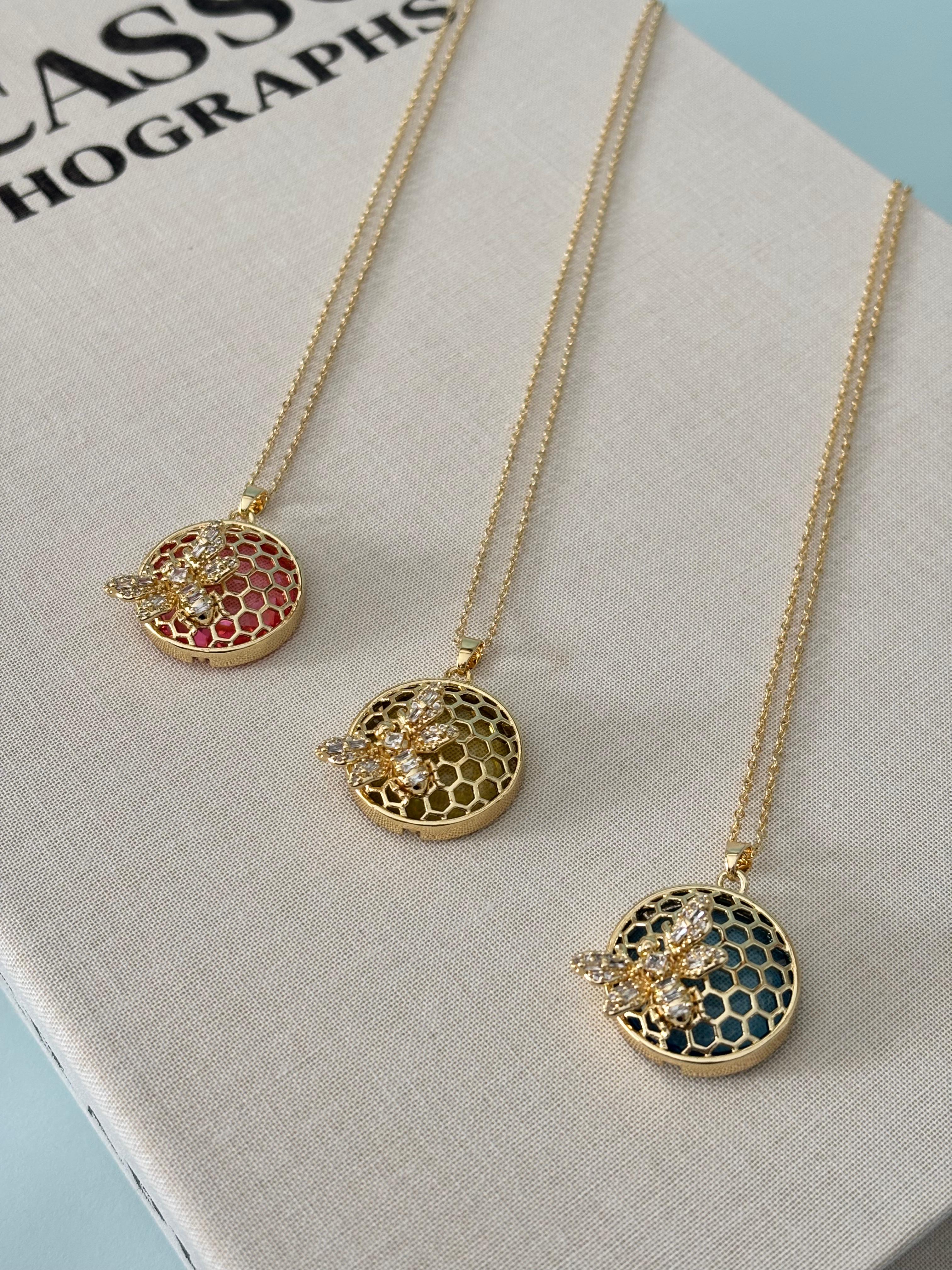 Gold Pembe Renkli Taş Arı ve Petek Çelik Kolye