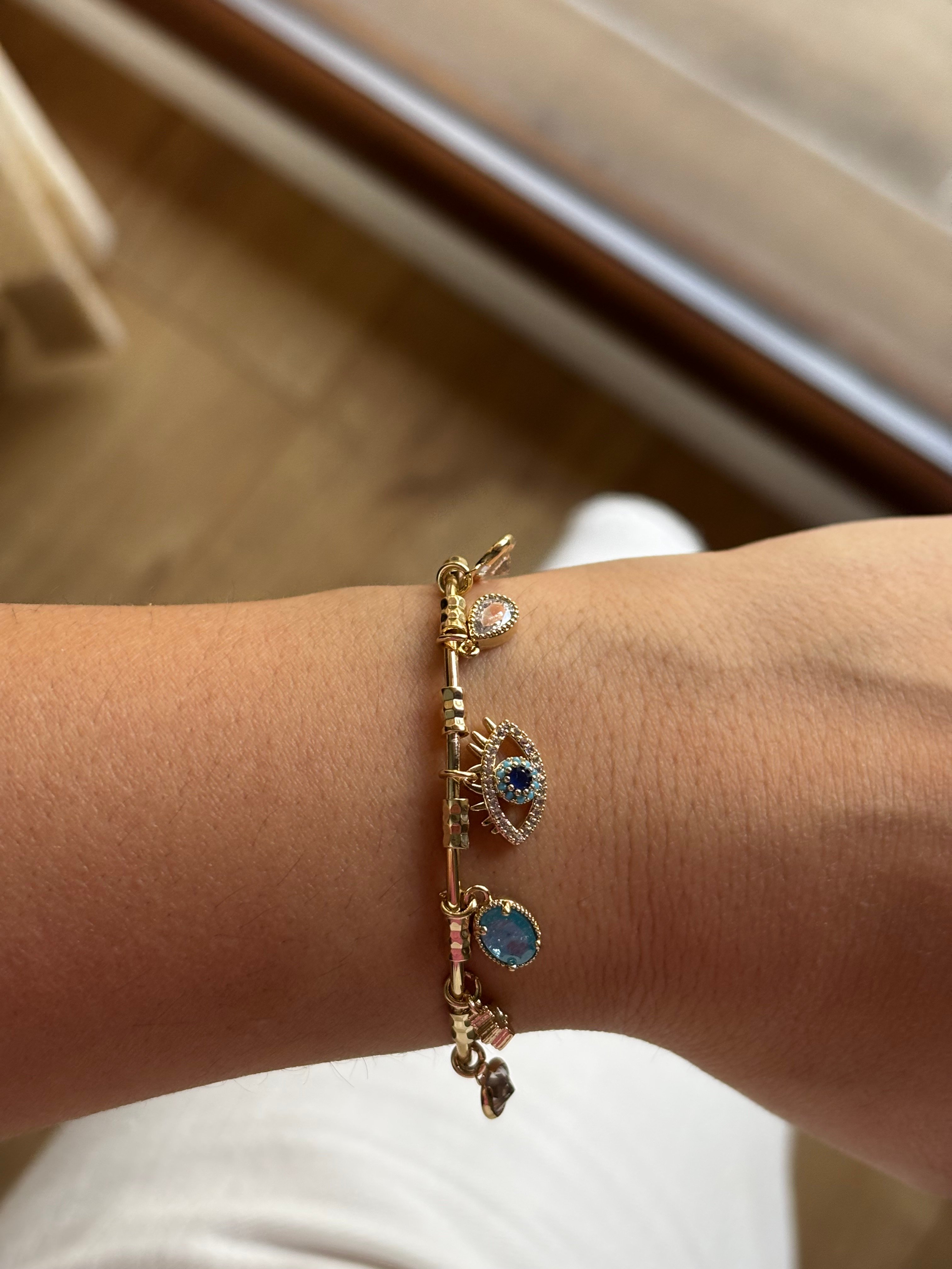 Göz Charm Detaylı Gold Kelepçe Bileklik