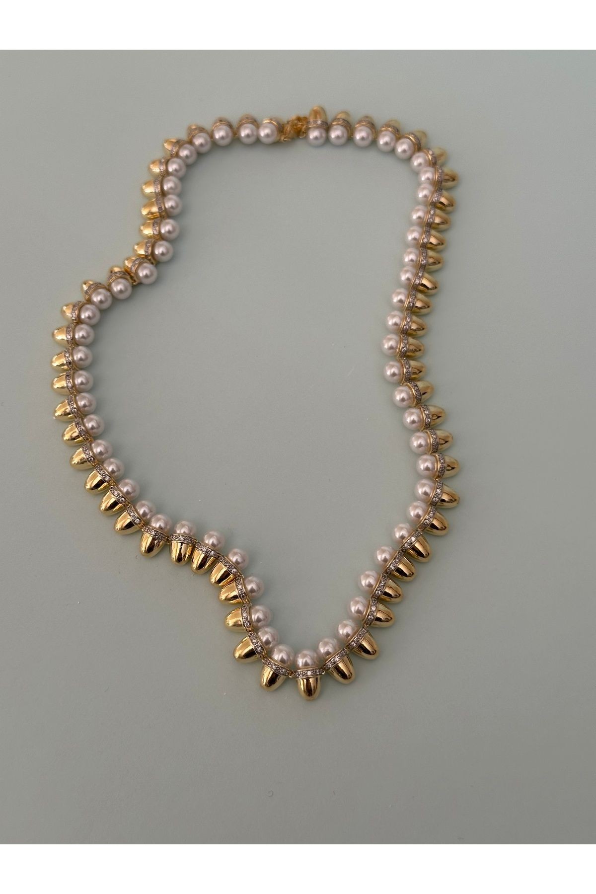 Özel Seri Gold Detaylı Üzeri Zirkon Taşlı Sıralı Top İnci Kolye