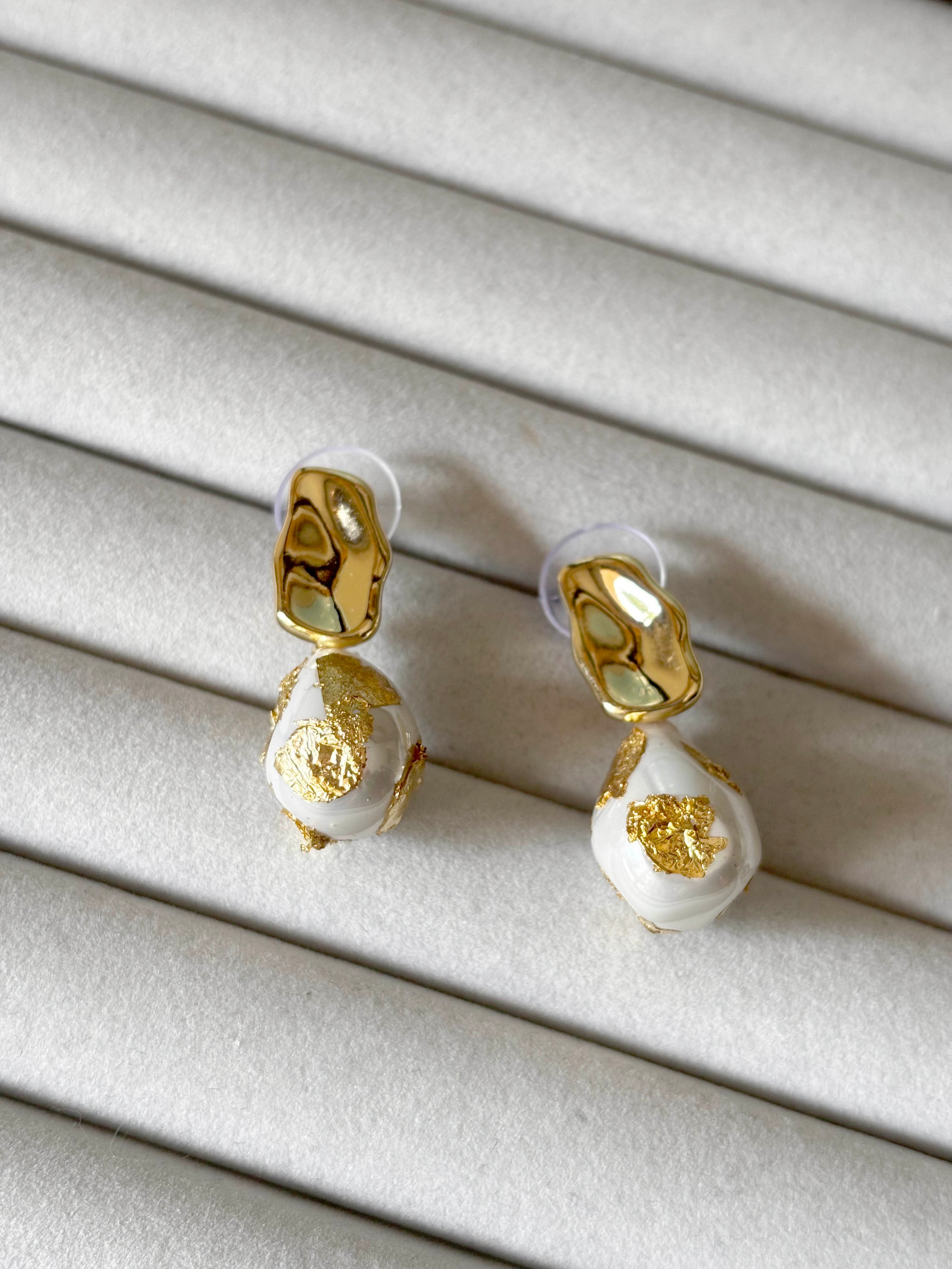 Asimetrik Gold Plaka ve Altın Tozlu İnci Detaylı Salllantılı Küpe