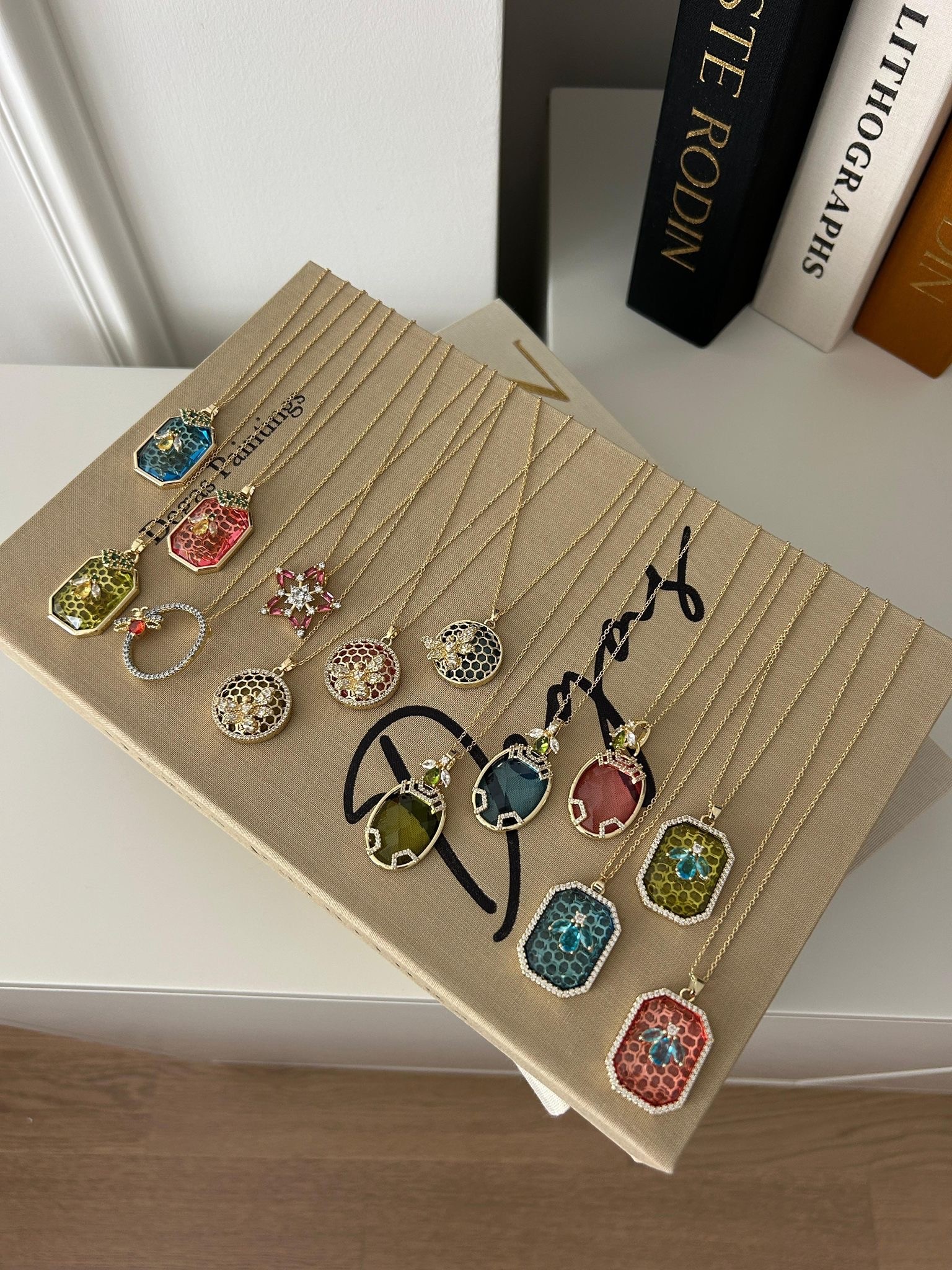 Mavi Renkli Kristal Oval Taş Arı Detaylı Çelik Kolye