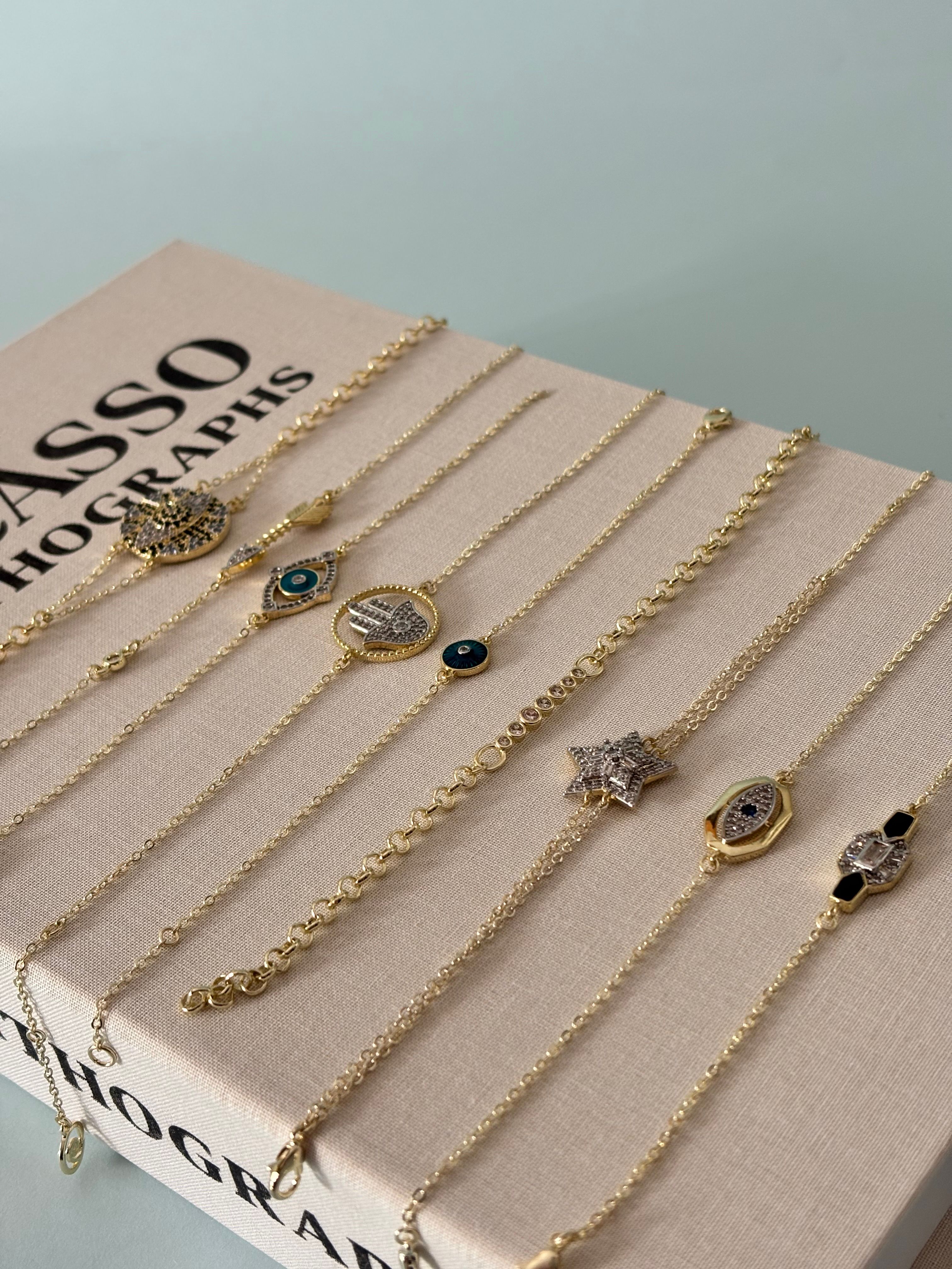 Özel Seri Gold Daire Plaka Üzeri Göz Detaylı Zirkon Taşlı Bileklik