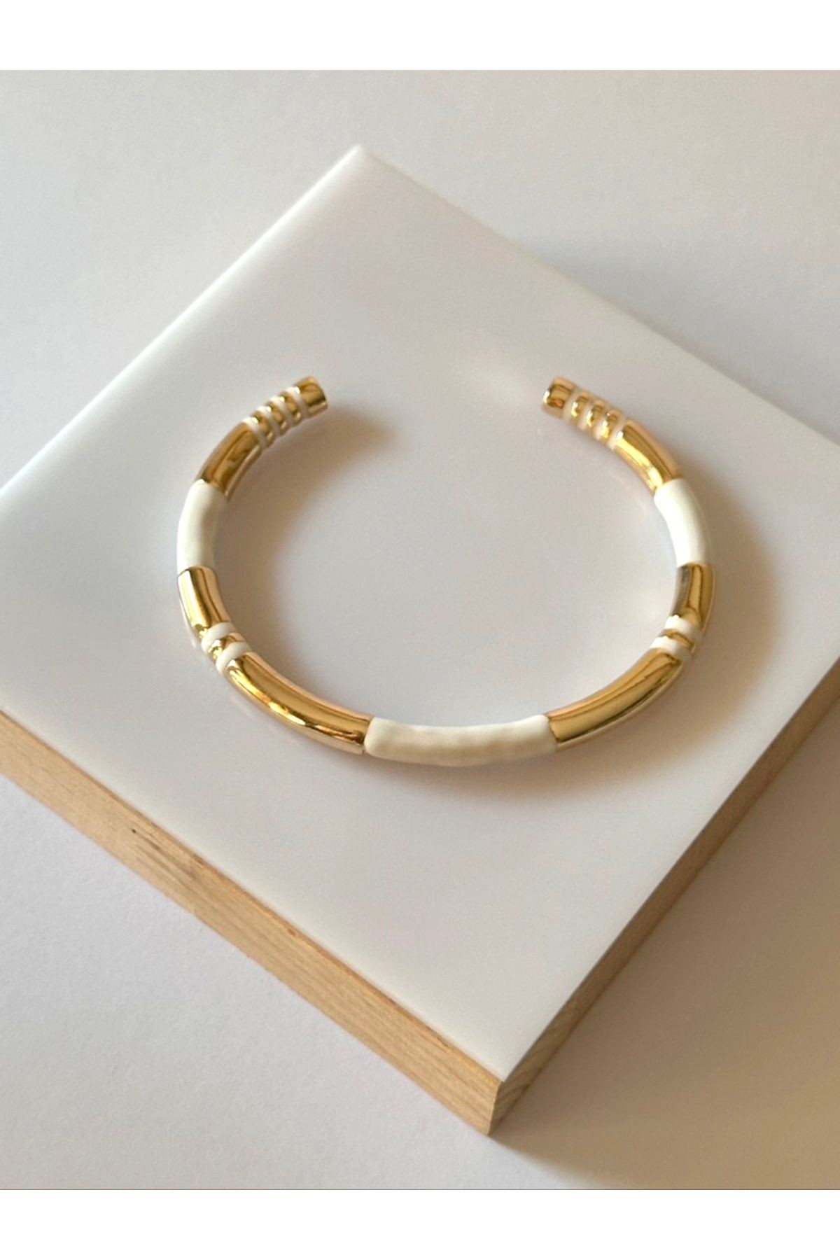 Beyaz Ve Gold Detaylı Çelik Kelepçe Bileklik