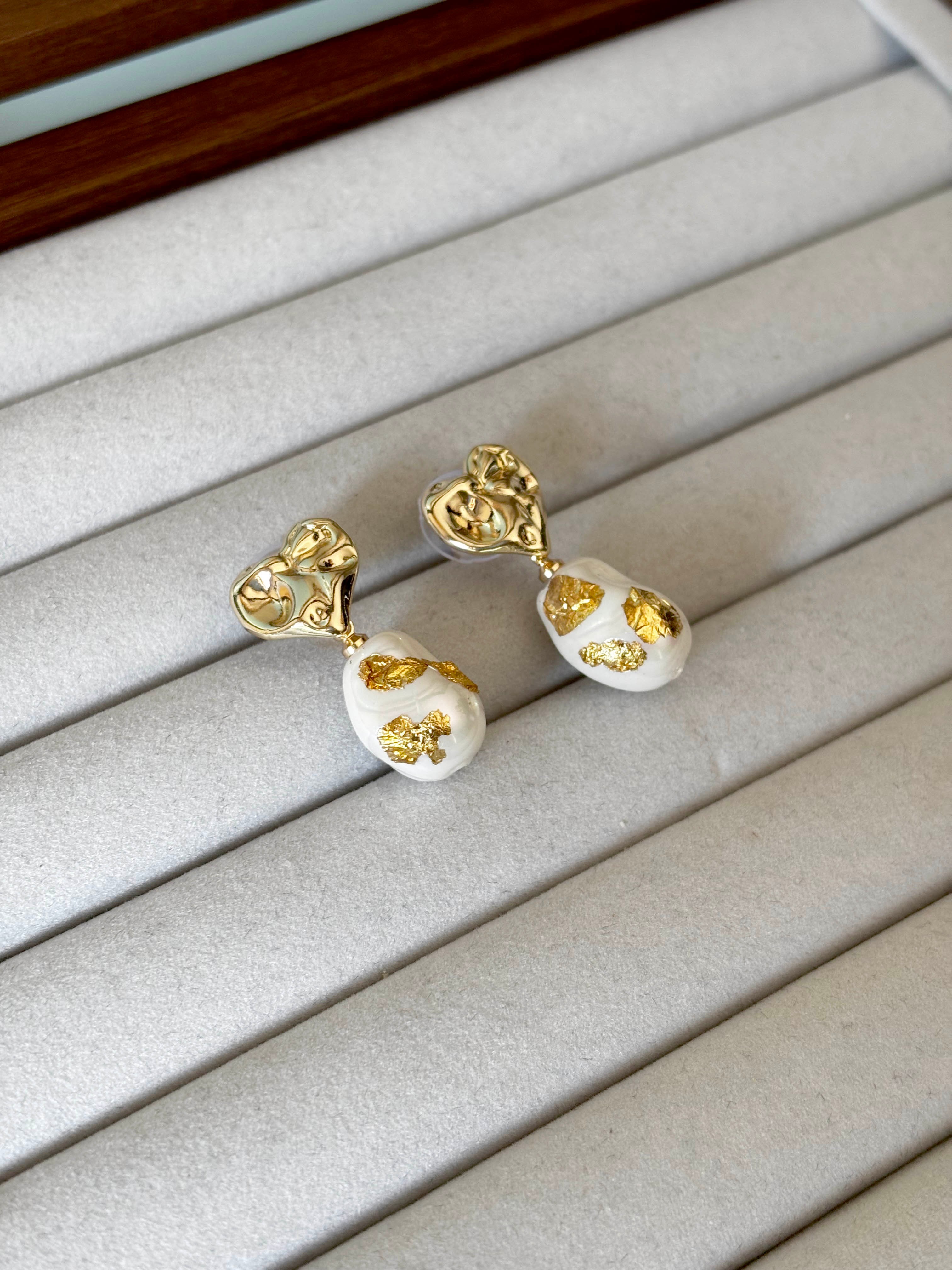 Kalp Gold Plaka ve Altın Tozlu İnci Detaylı Salllantılı Küpe