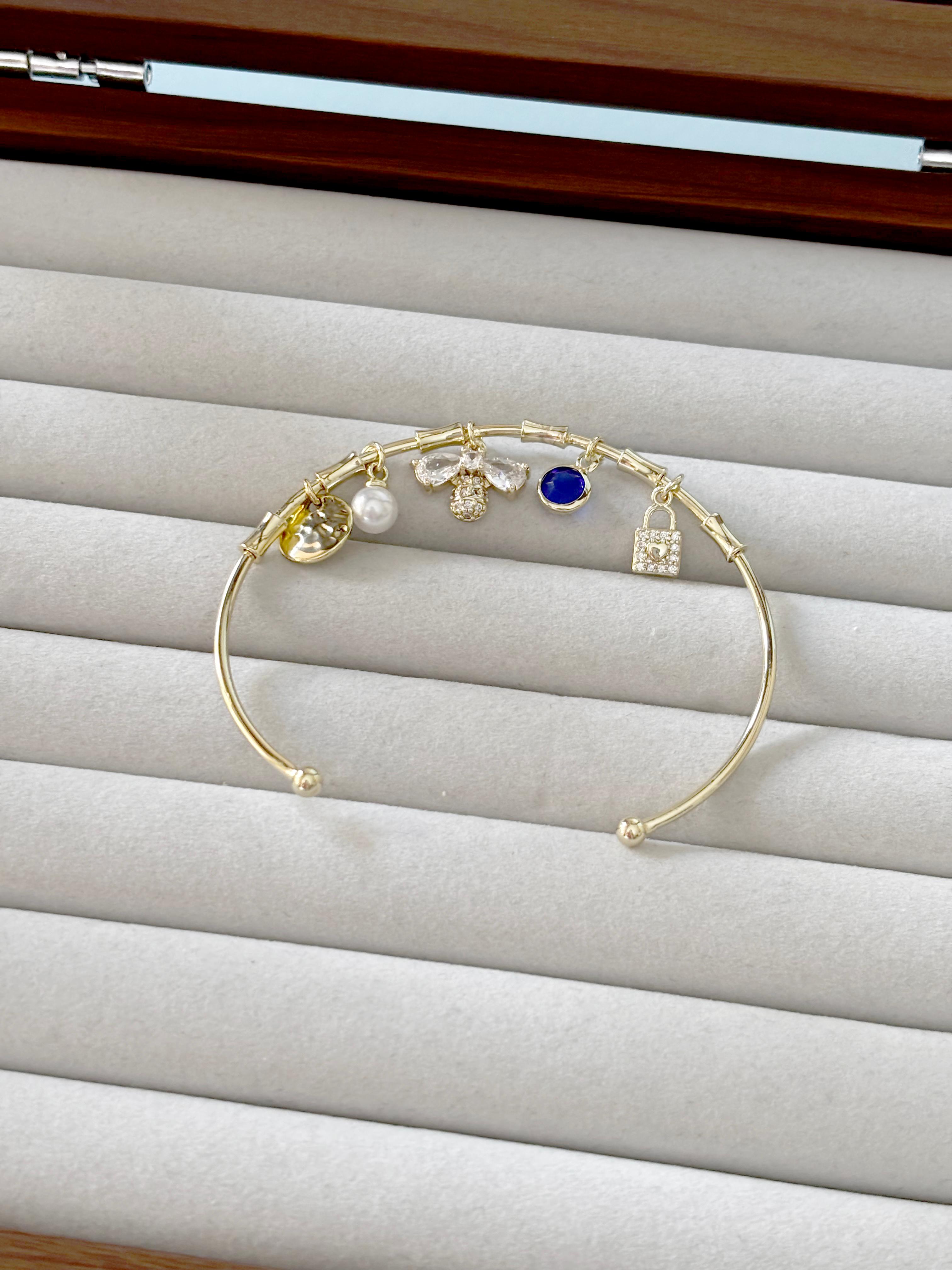 Arı Charm Detaylı Gold Kelepçe Bileklik