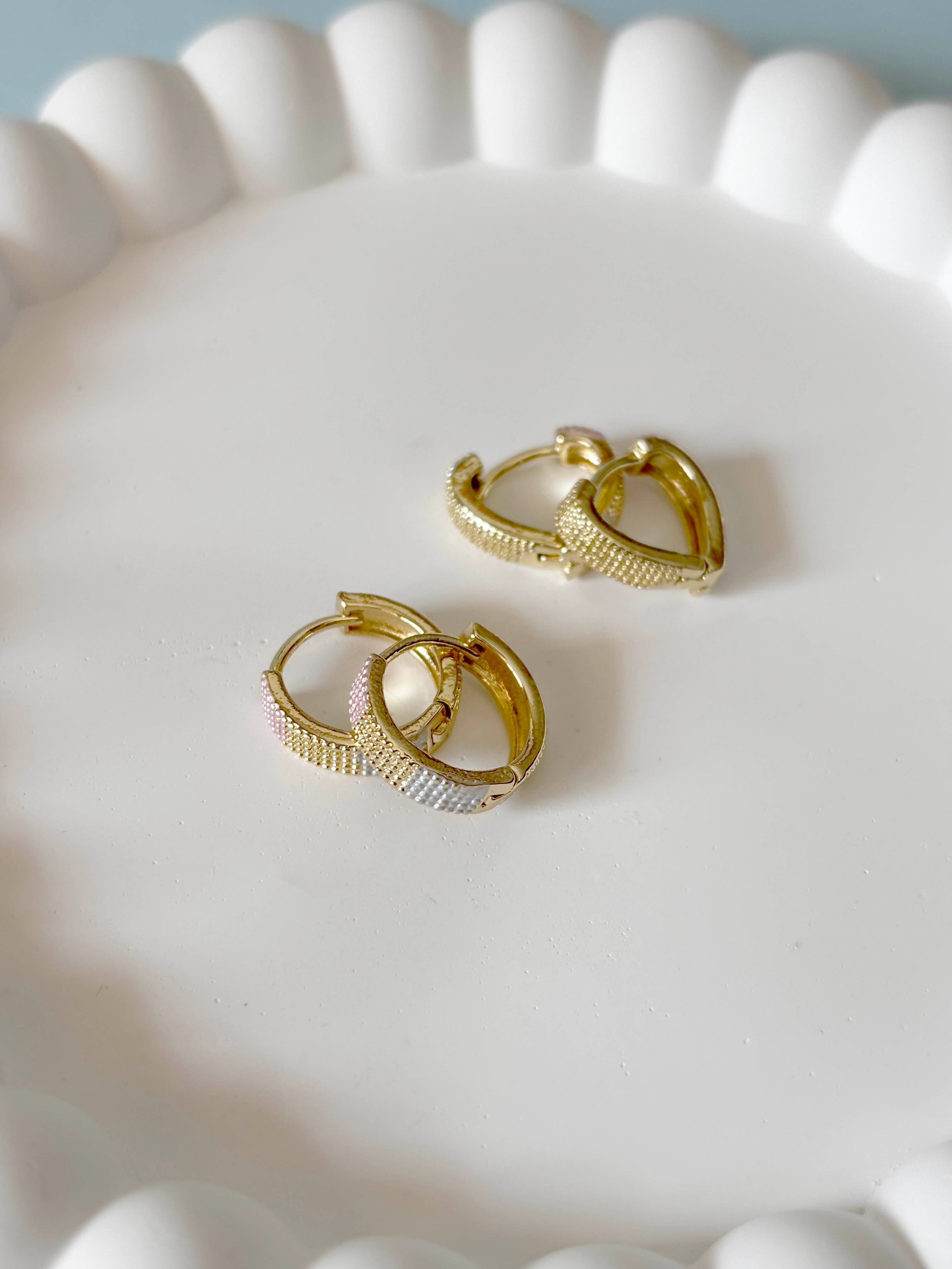 Kabartmalı  Çok Renkli Minimal Gold Halka Küpe