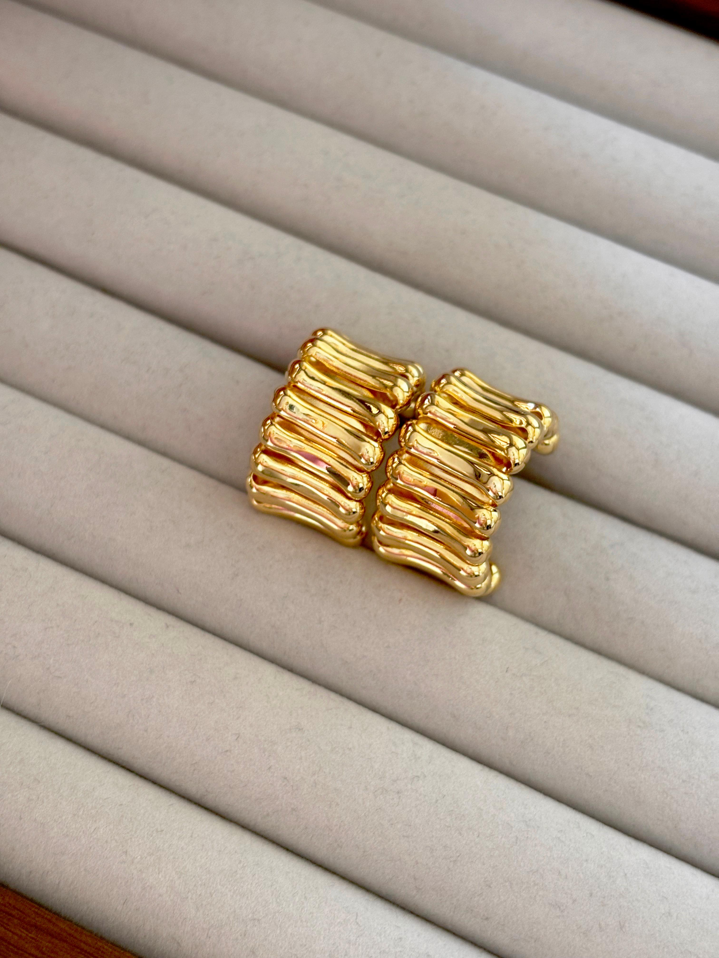 Sarmal Plaka Detaylı Gold Halka Küpe