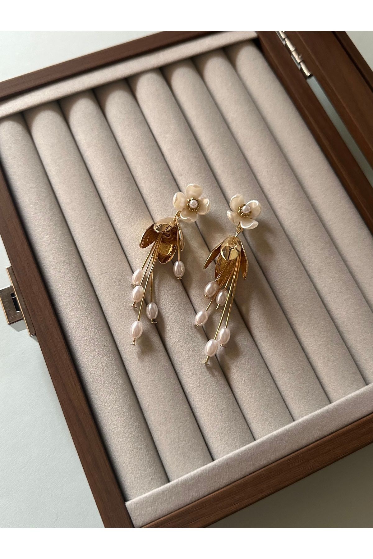 Mineli ve Gold Ters Çiçek Detaylı Sallantılı İncili Küpe