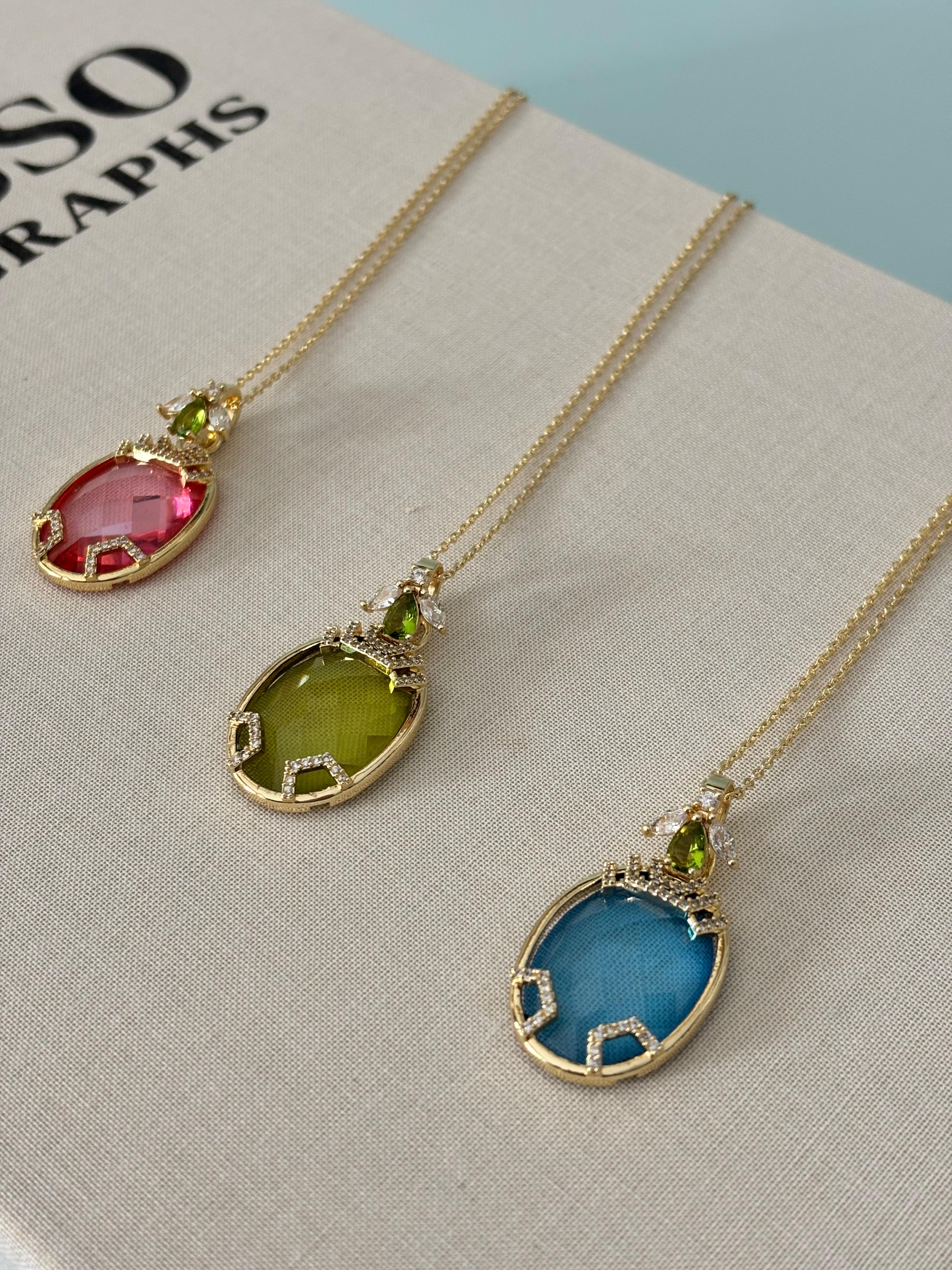 Yeşil Renkli Kristal Oval Taş Arı Detaylı Çelik Kolye