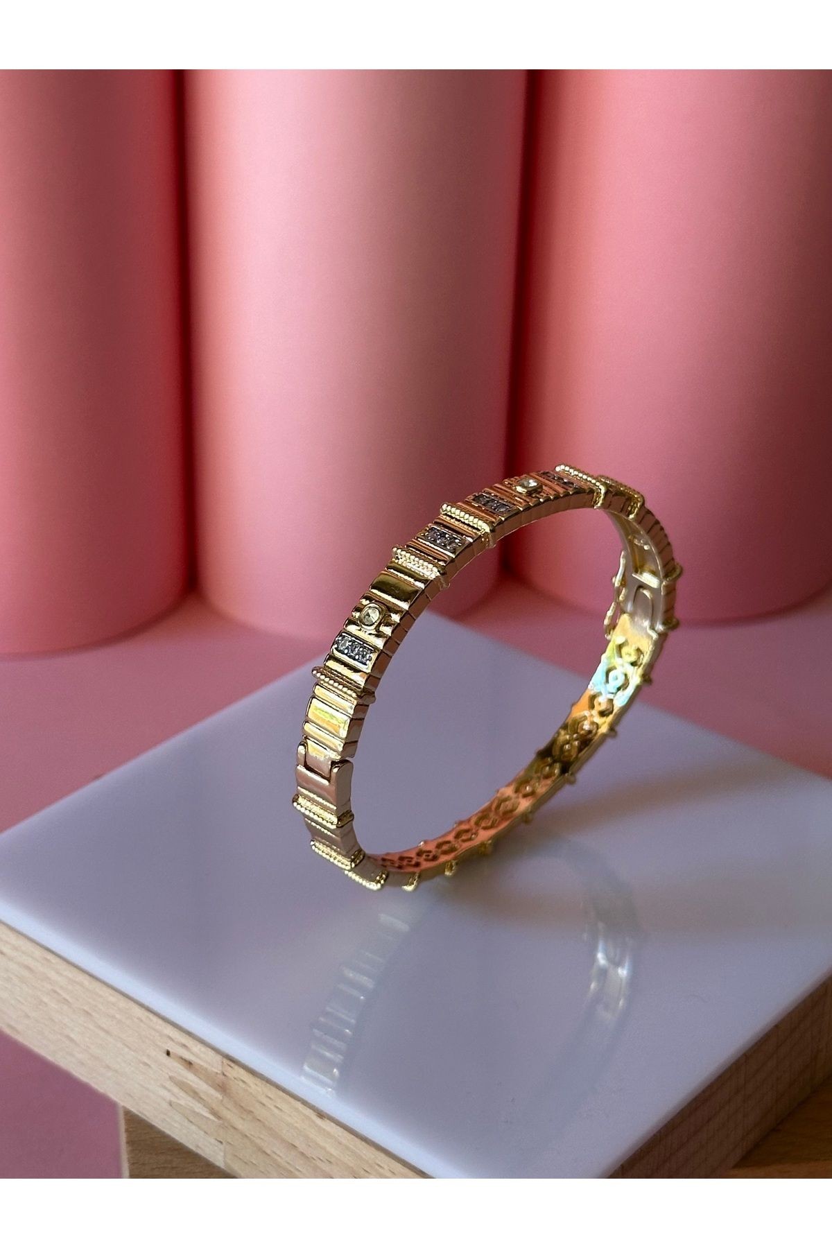 Özel Seri Şerit Detaylı Zirkon Taşlı Gold Kelepçe Bileklik