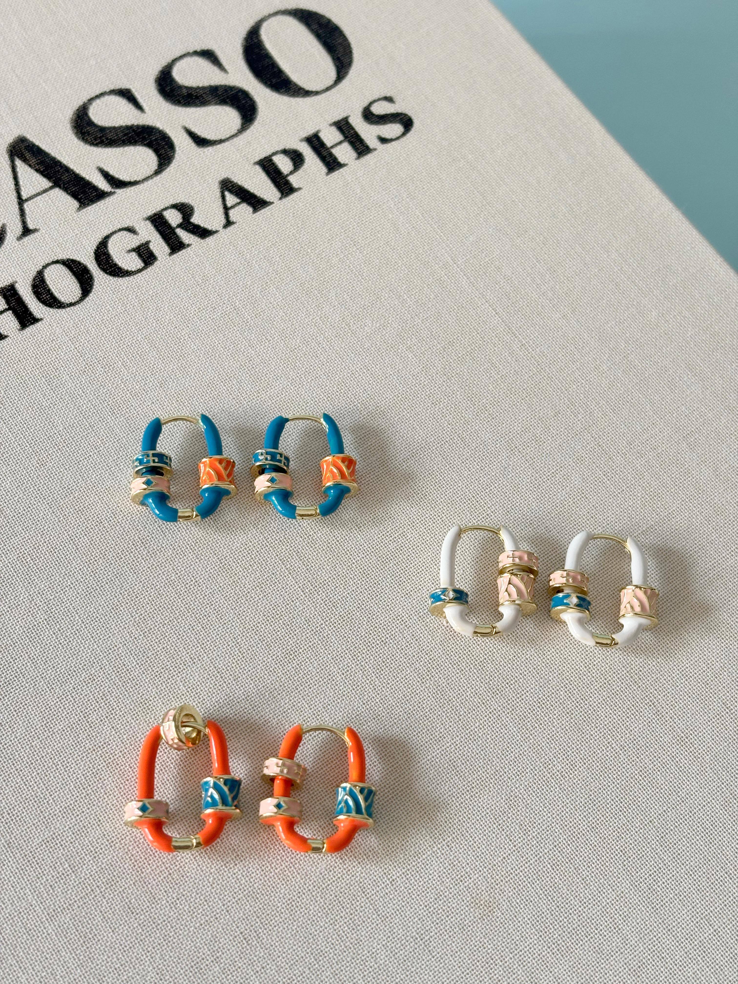Renkli Charm Detaylı Beyaz Oval Klipsli Küpe