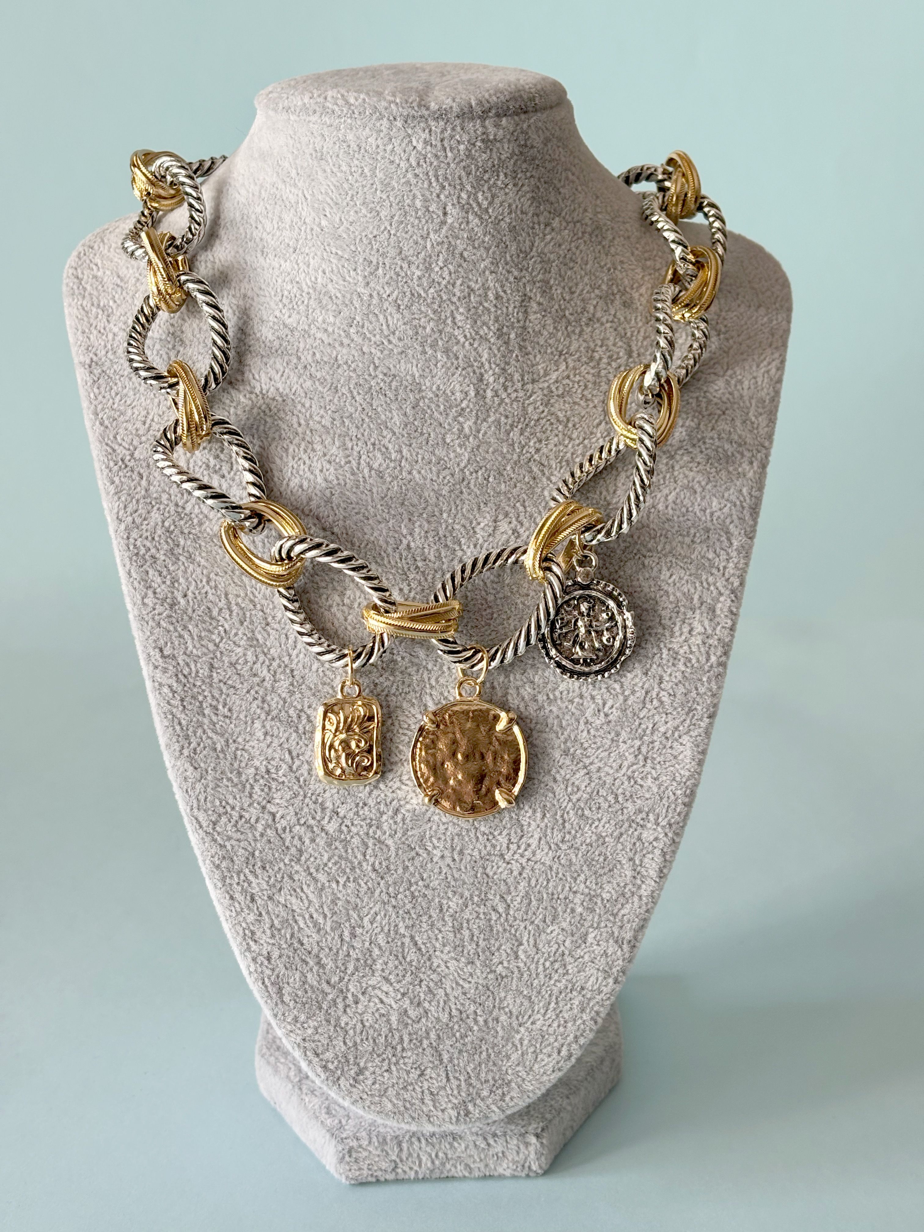 Plaka Detaylı Gold Silver Vintage Kolye