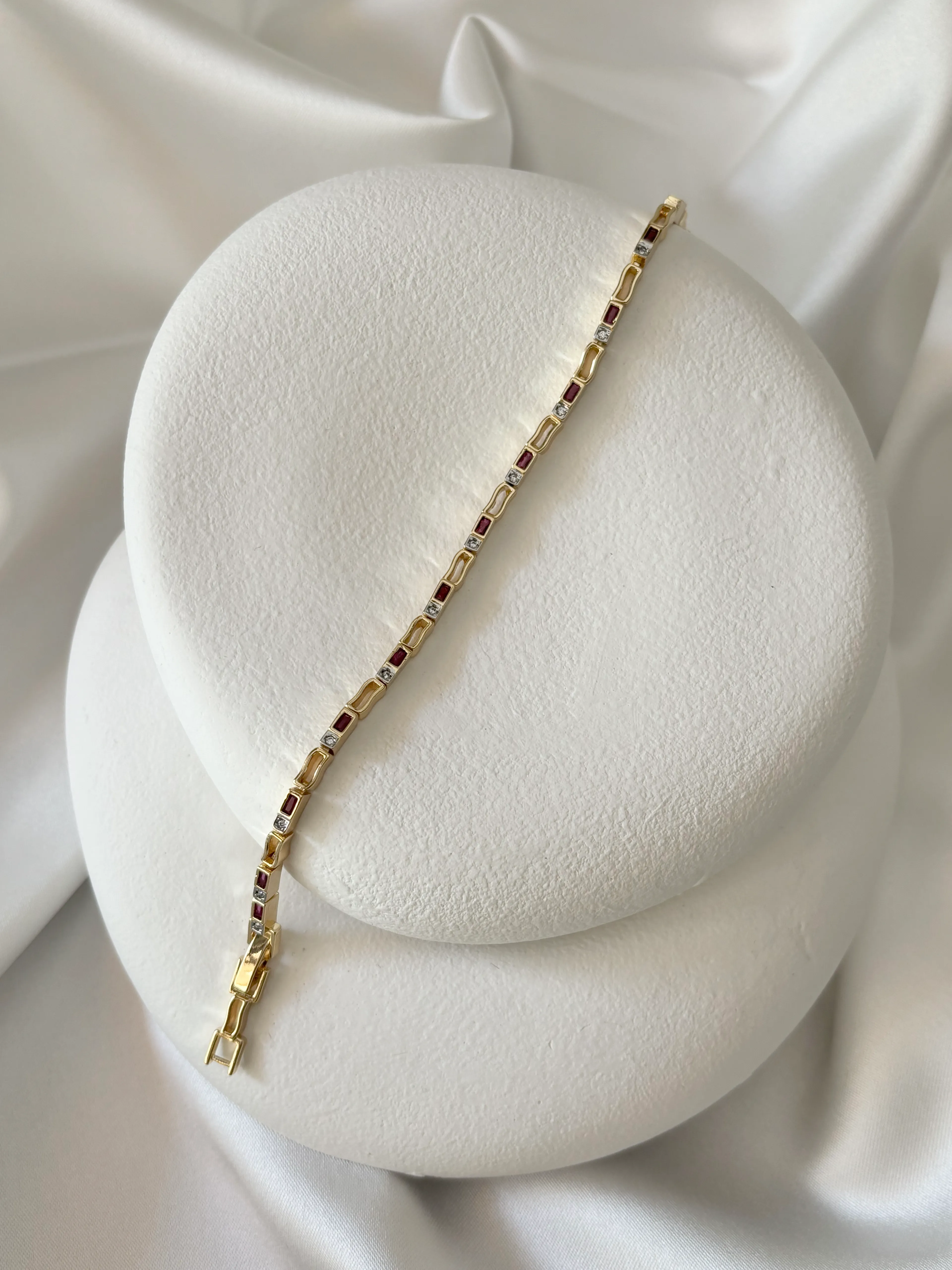 Özel Seri Gold Asimetrik Plaka Gömme Bordo ve Zirkon Taş Detaylı Bileklik