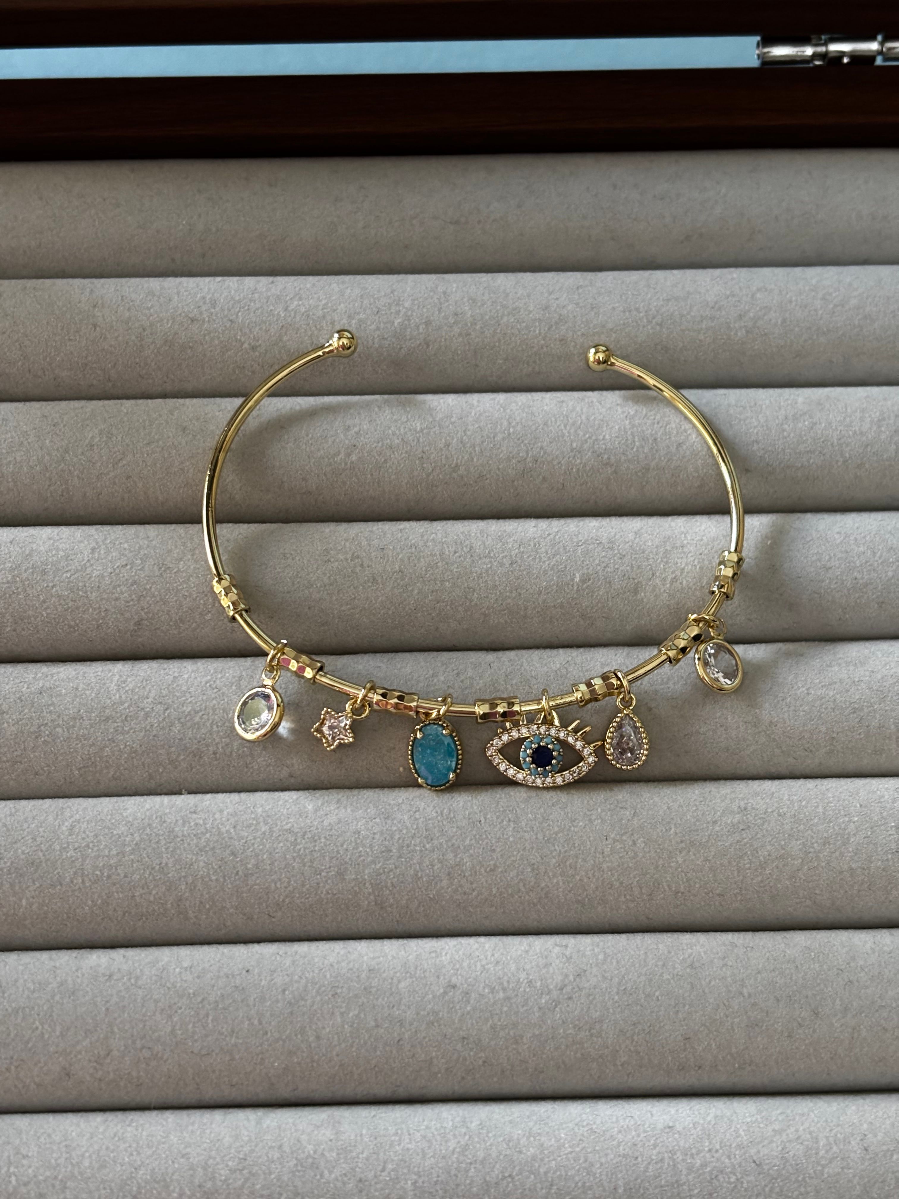 Göz Charm Detaylı Gold Kelepçe Bileklik