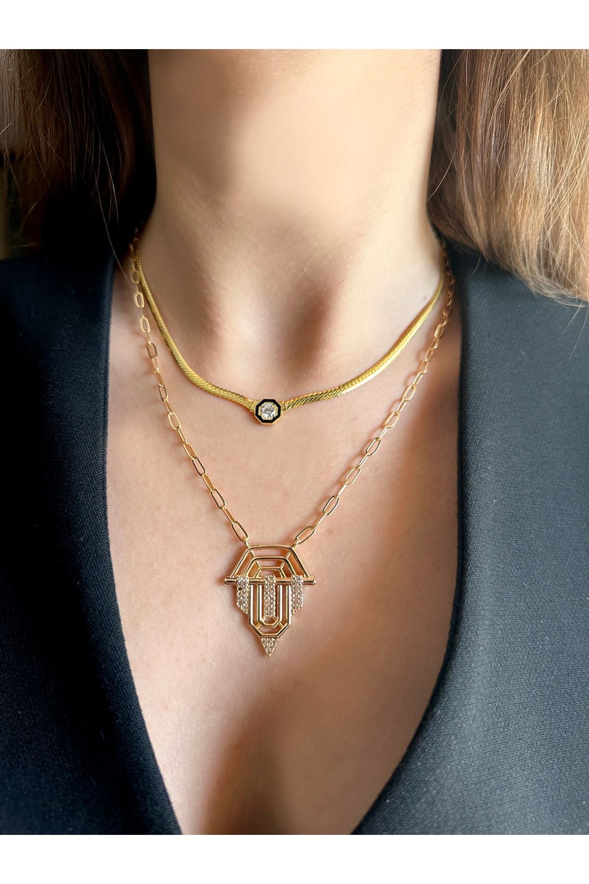 Zirkon Taşlı Gold Üçgen Form Serenay Kolye