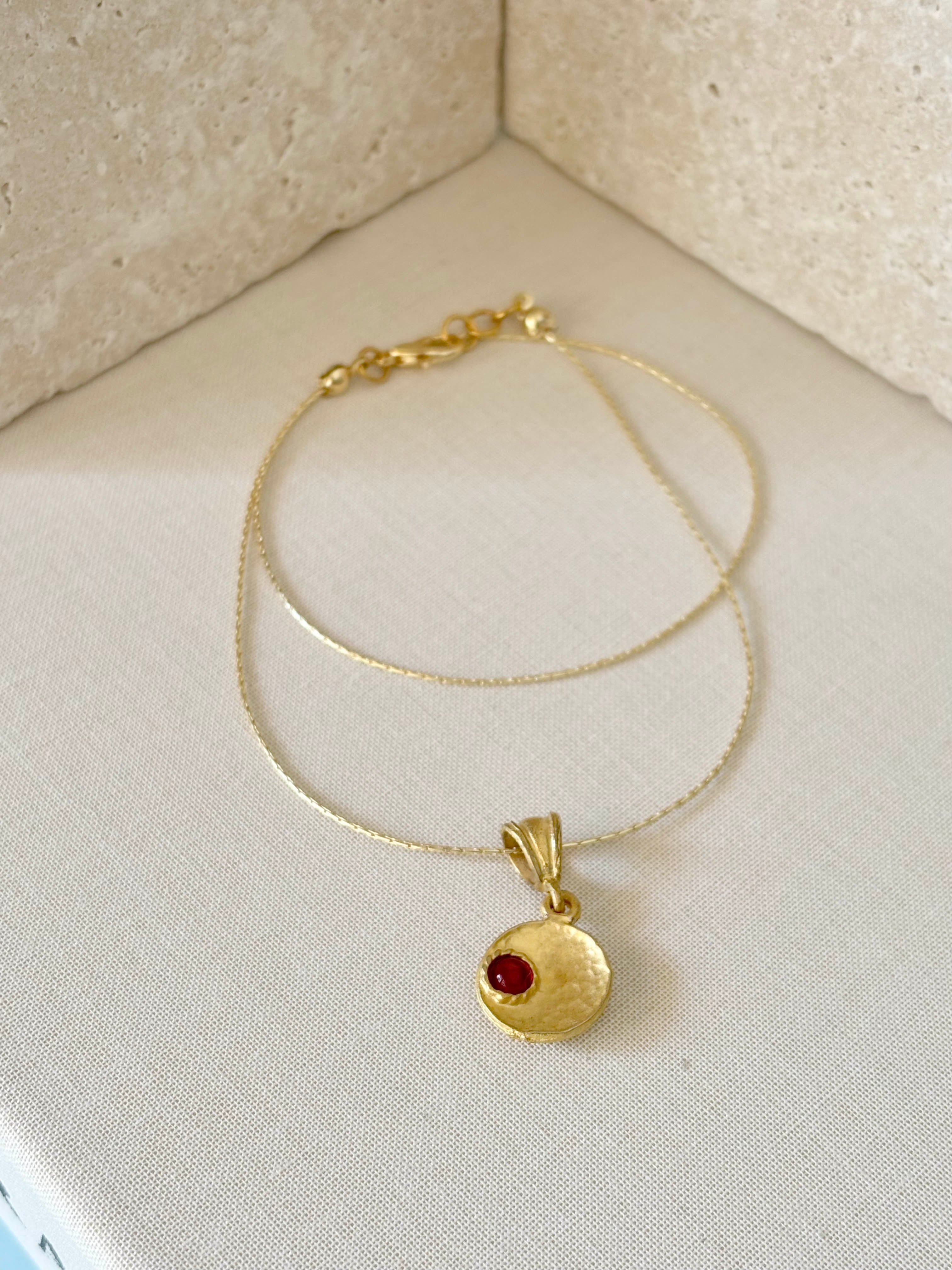 Özel Seri Gold Daire Detaylı Kırmızı Taşlı Tasarım Kolye