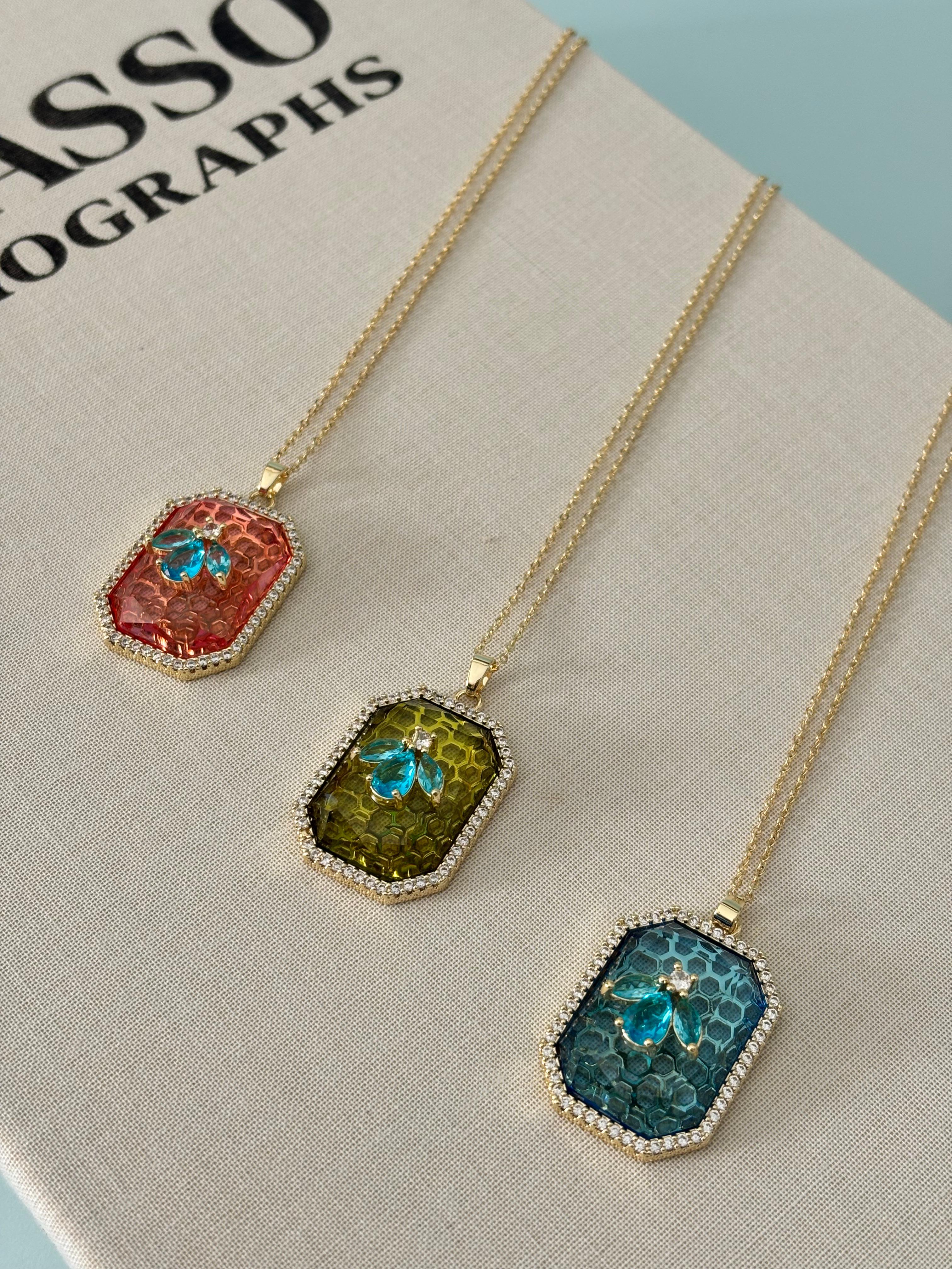 Yeşil Renkli Kristal Taş Arı Detaylı Altıgen Çelik Kolye