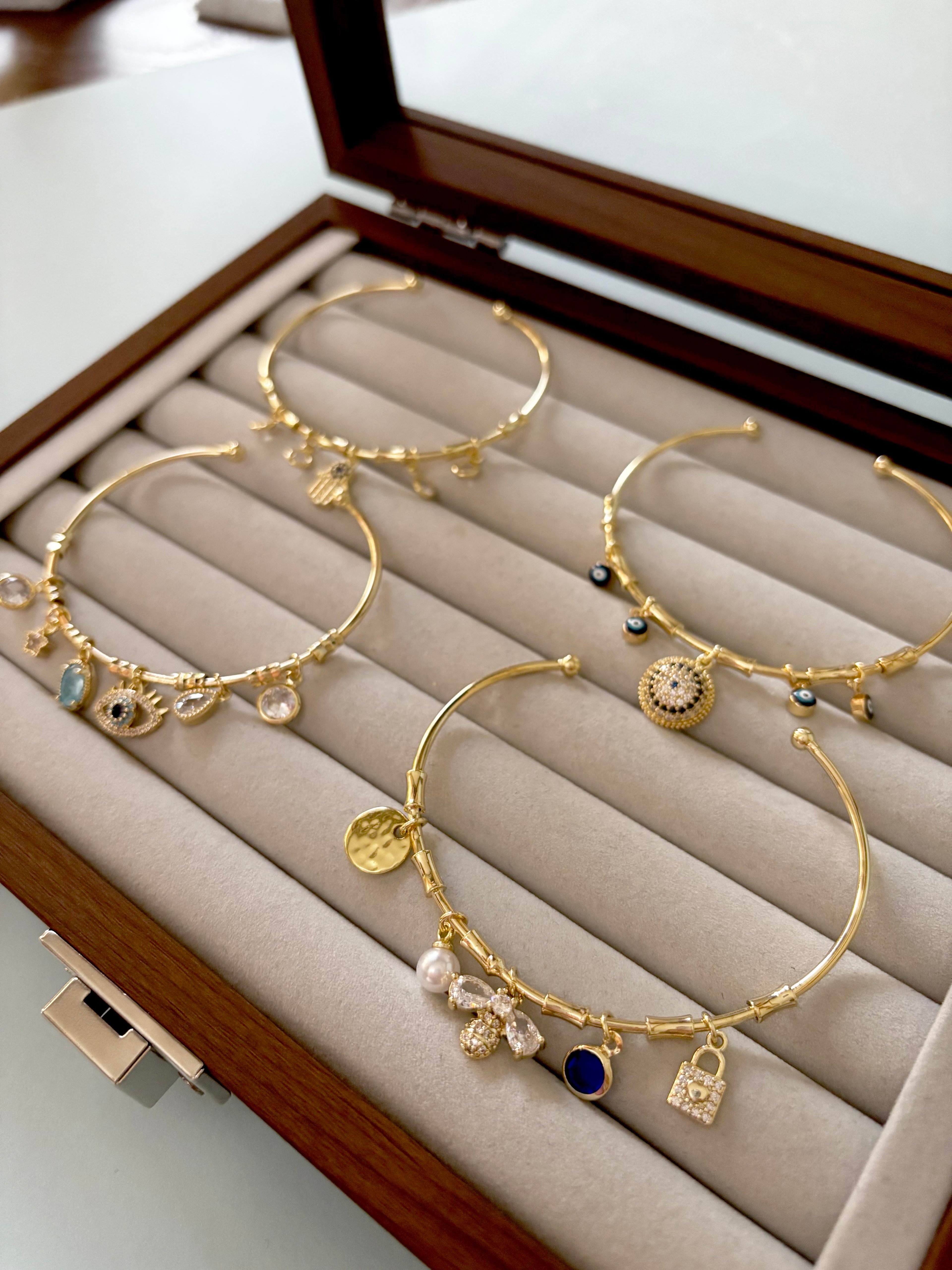 Nazar Boncuklu Charm Detaylı Gold Kelepçe Bileklik