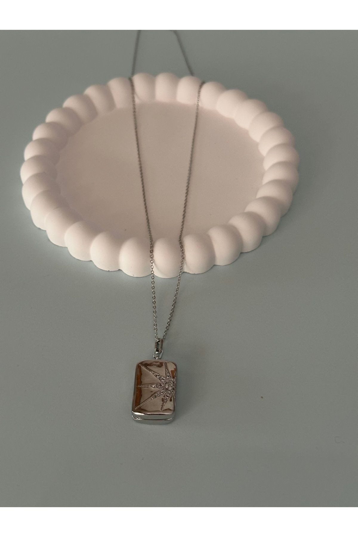 Özel Seri Zirkon Taşlı Dikdörtgen Üzeri Kuzey Yıldız Detaylı Madalyon Kolye (56 Cm)