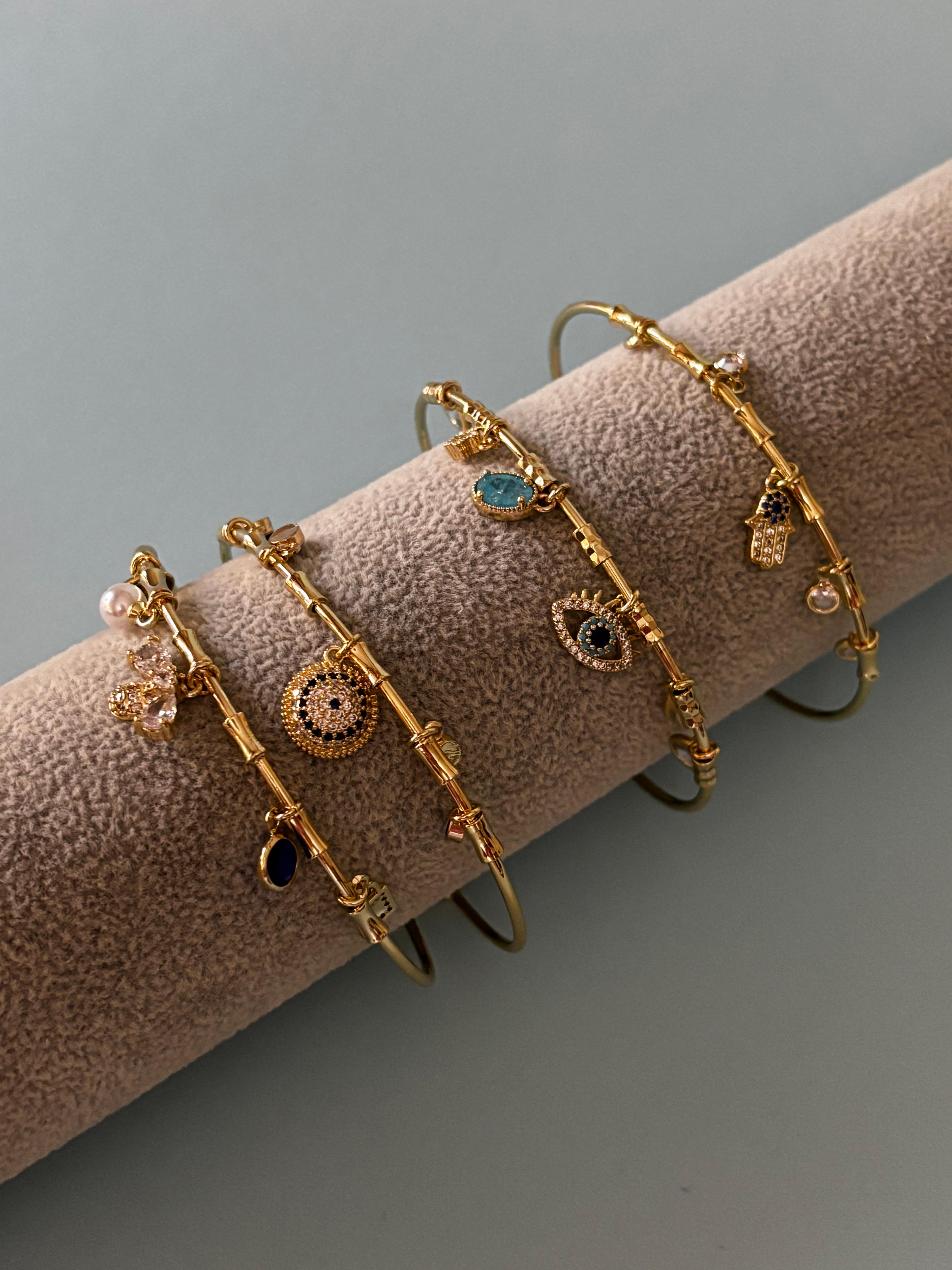 Arı Charm Detaylı Gold Kelepçe Bileklik