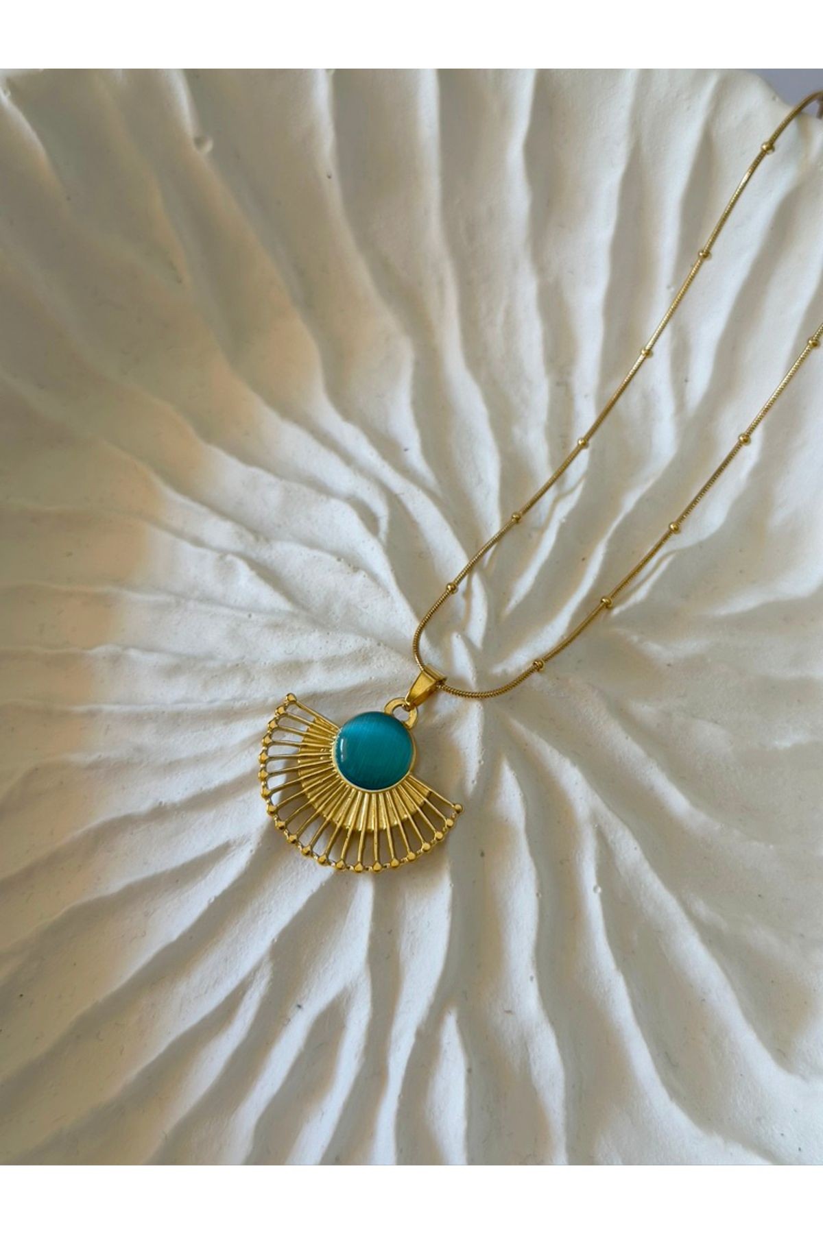 Vintage Taş Detaylı Yelpaze Gold Çelik Kolye